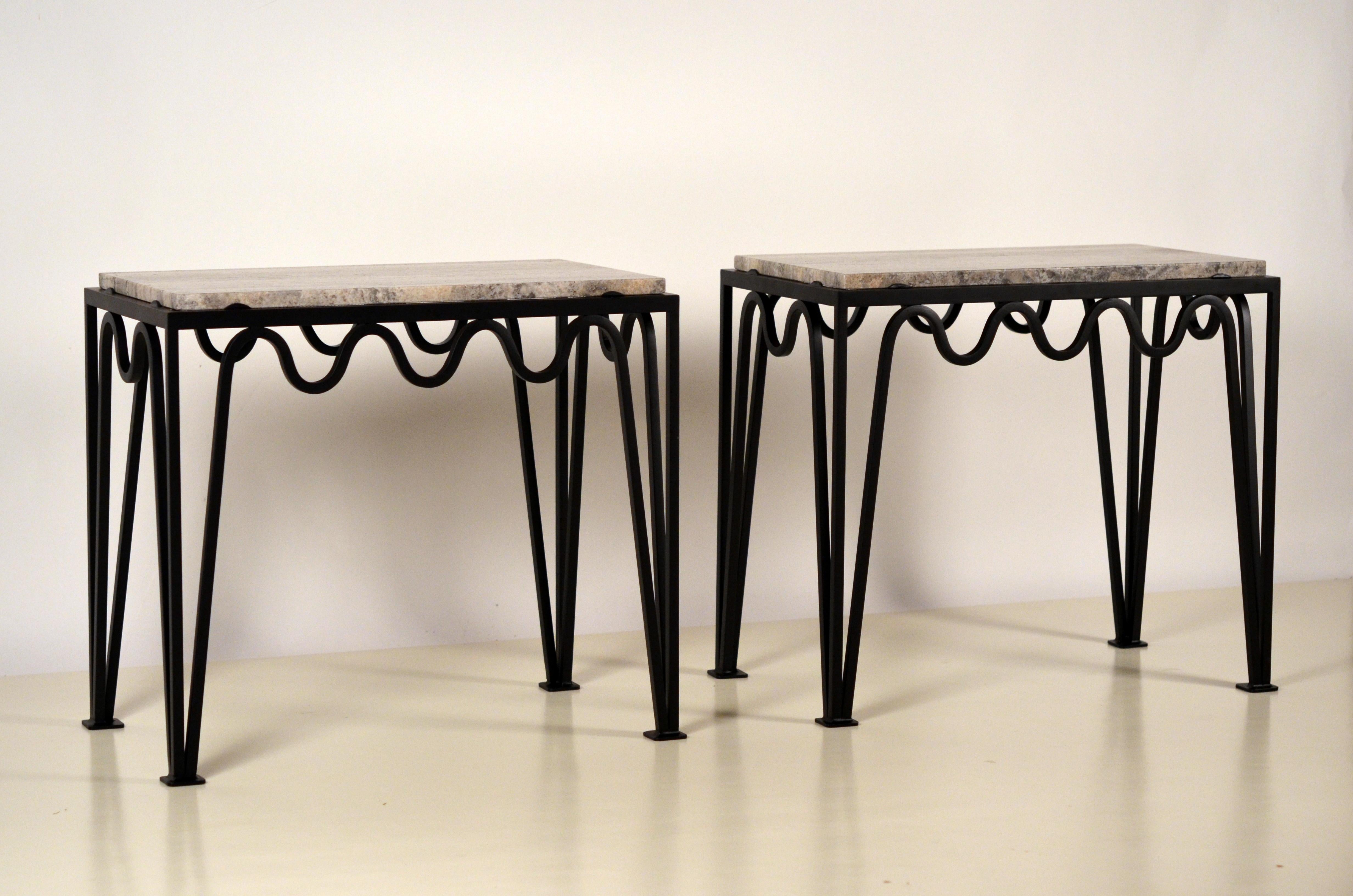 Paire de tables d'appoint 'Méandre' en fer noir et travertin argenté par Design Frères.

Chic et discret.