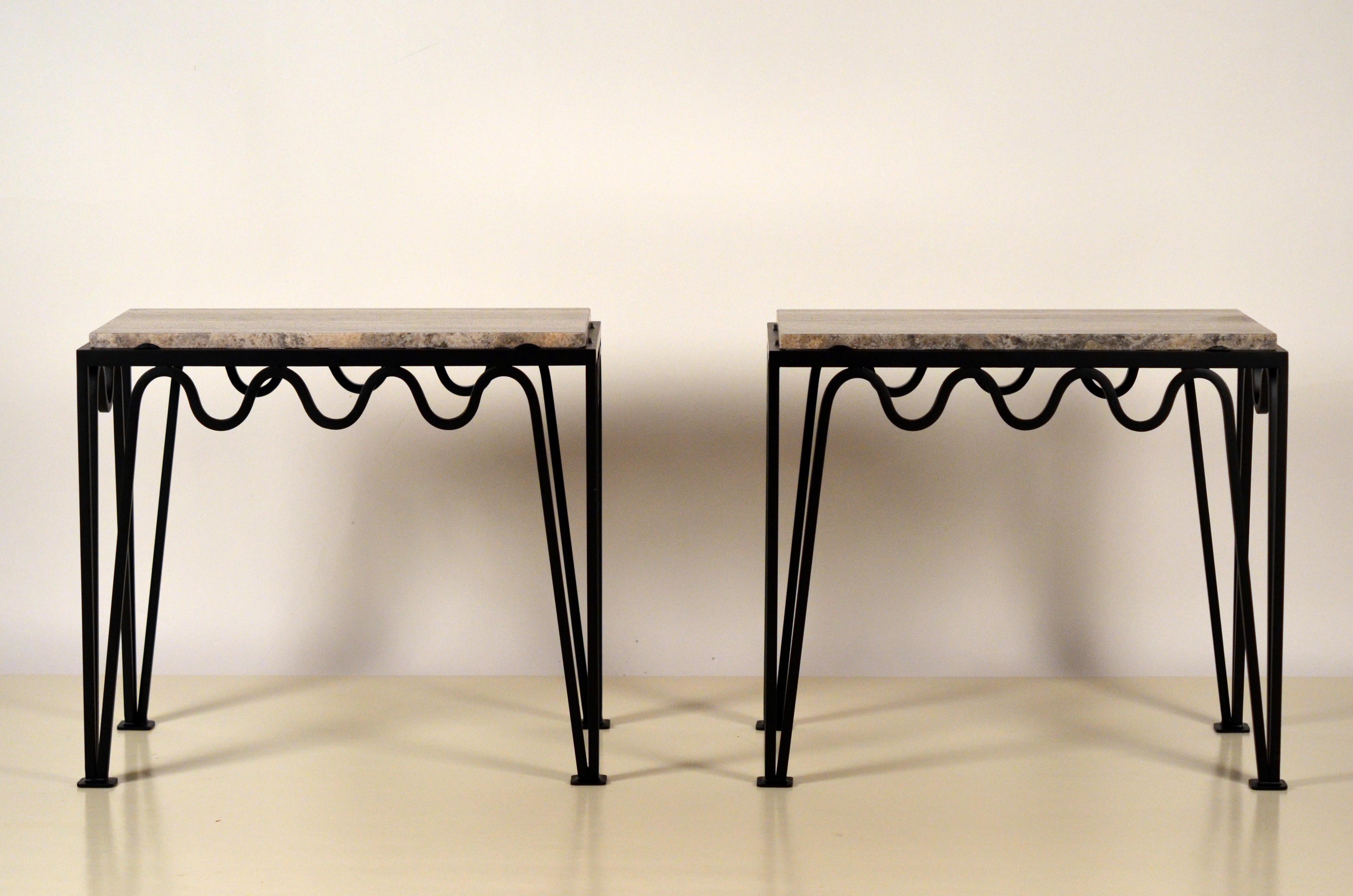 Moderne Paire de tables d'appoint 'Méandre' en fer noir et travertin argenté par Design Frères en vente