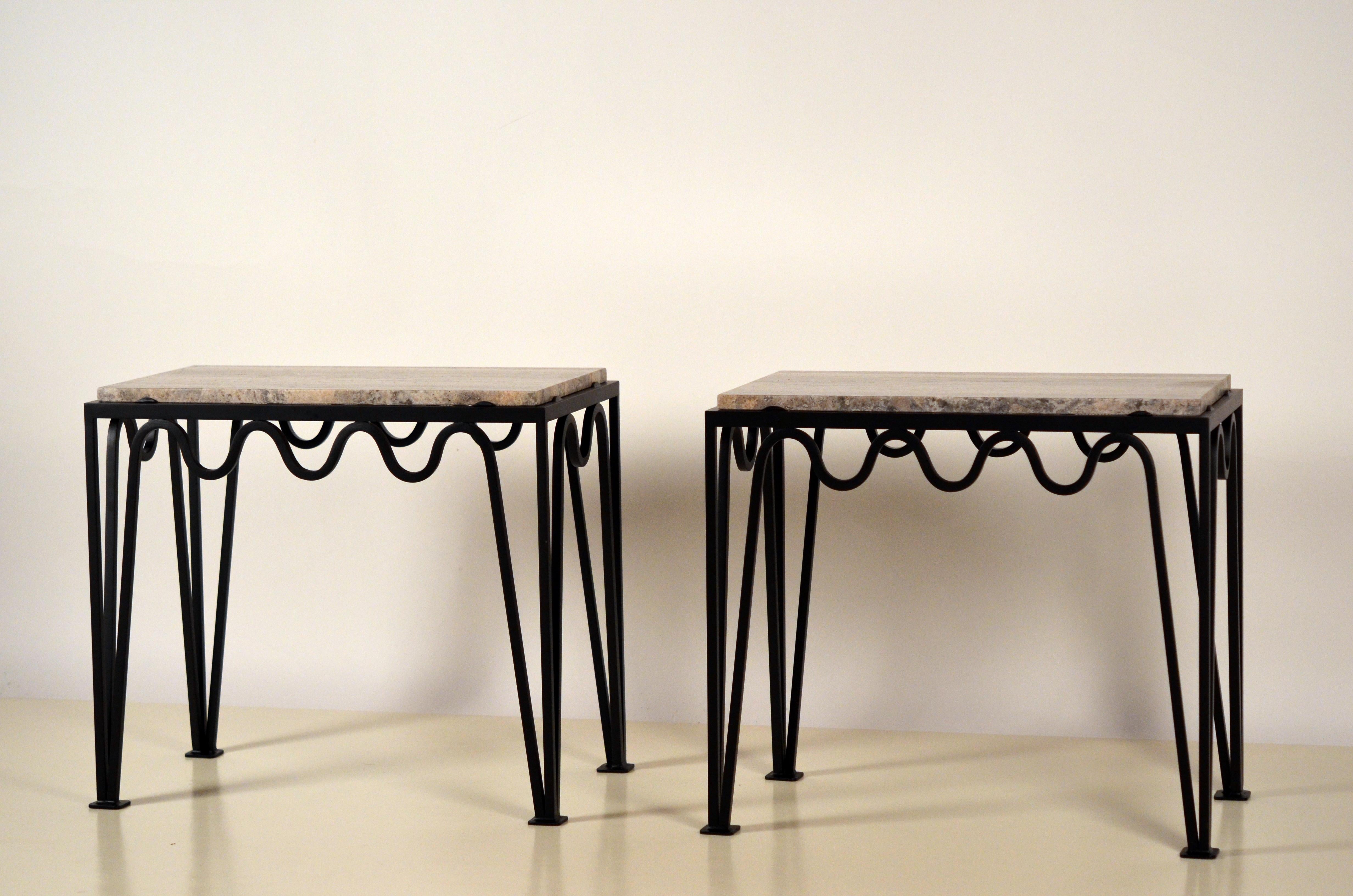 Français Paire de tables d'appoint 'Méandre' en fer noir et travertin argenté par Design Frères en vente