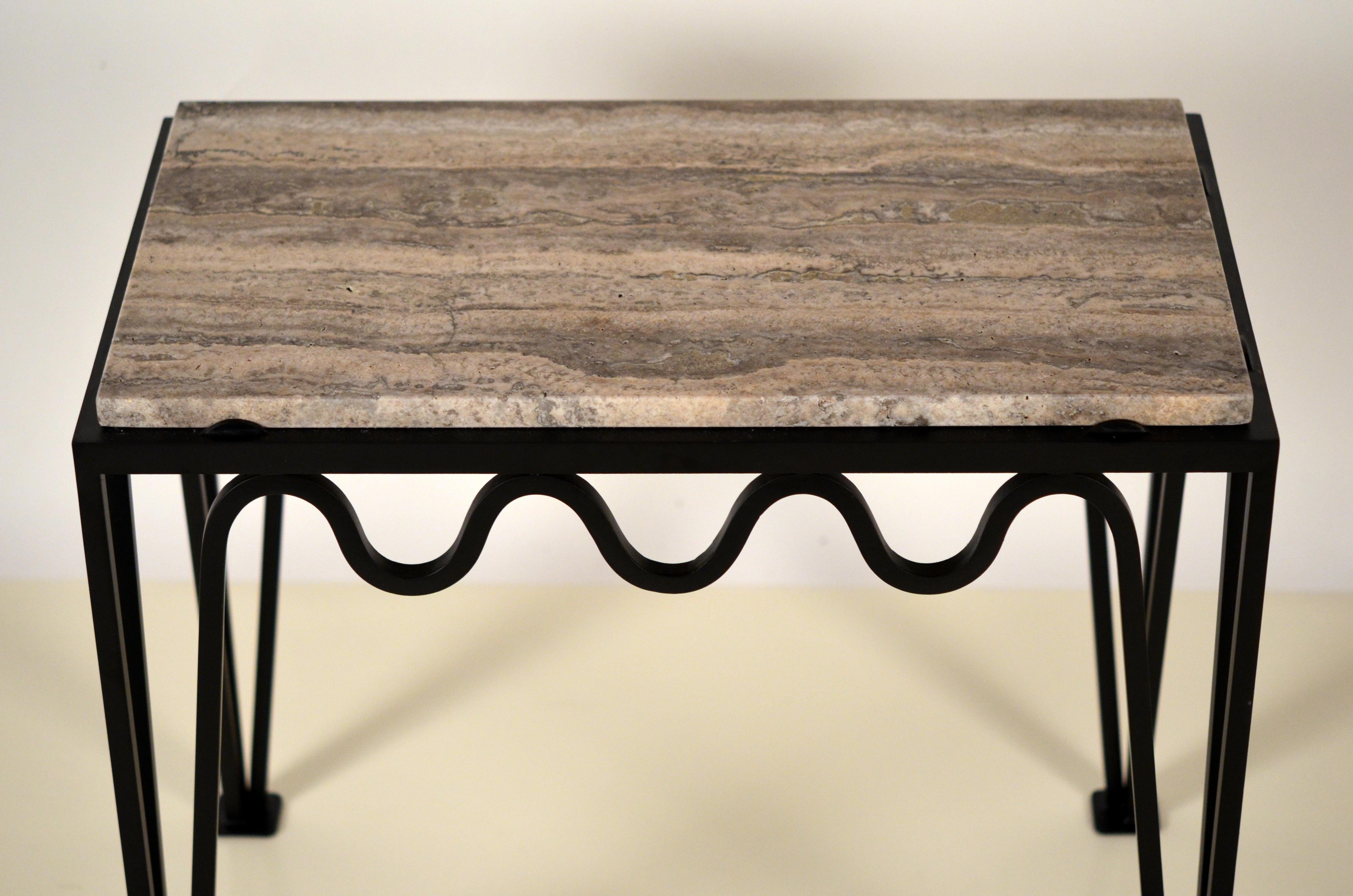 Fer Paire de tables d'appoint 'Méandre' en fer noir et travertin argenté par Design Frères en vente