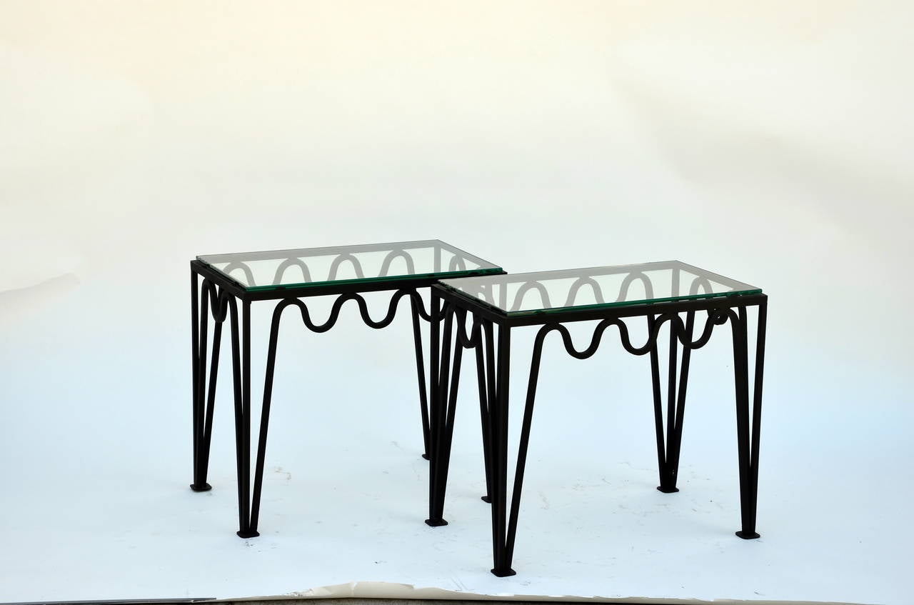 Paar Beistelltische 'Méandre' aus geschwärztem Stahl und Glas von Design Frères (Moderne) im Angebot