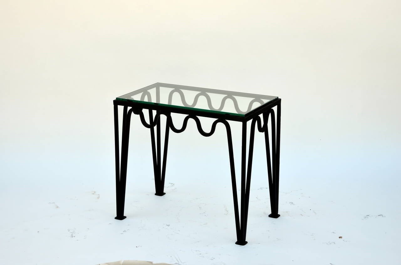 Paar Beistelltische 'Méandre' aus geschwärztem Stahl und Glas von Design Frères (Schwedisch) im Angebot