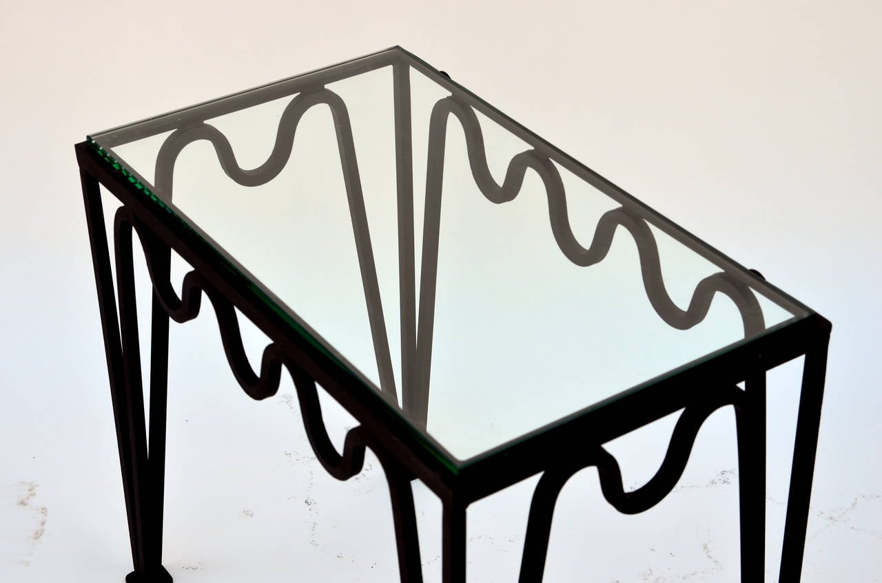 Paar Beistelltische 'Méandre' aus geschwärztem Stahl und Glas von Design Frères (Geschwärzt) im Angebot