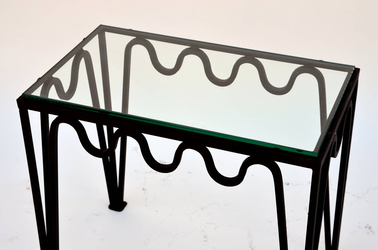 Paar Beistelltische 'Méandre' aus geschwärztem Stahl und Glas von Design Frères im Angebot 1
