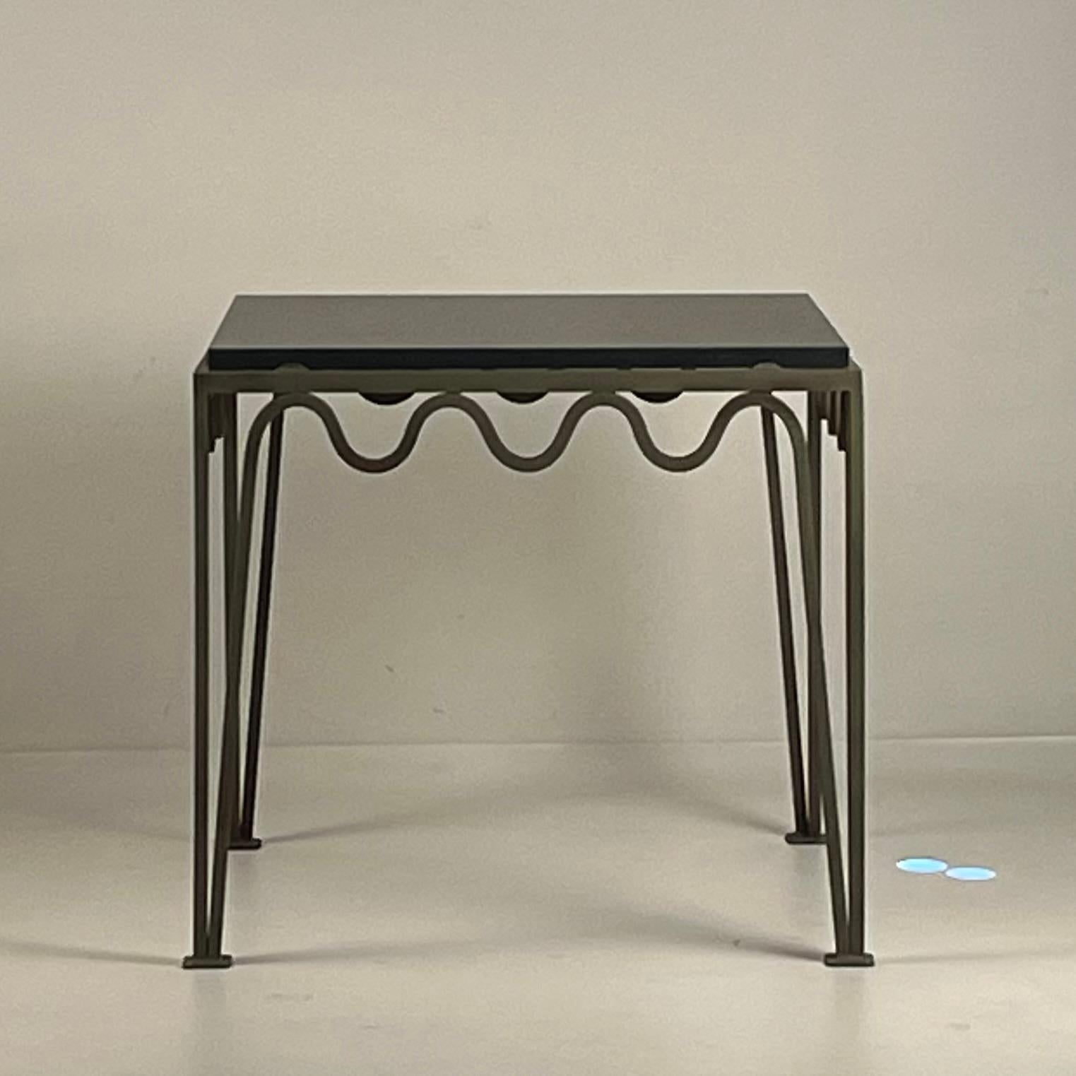 Moderne Paire de tables d'appoint 'Méandre' en vert-de-gris et pierre calcaire noire par Design Frères en vente