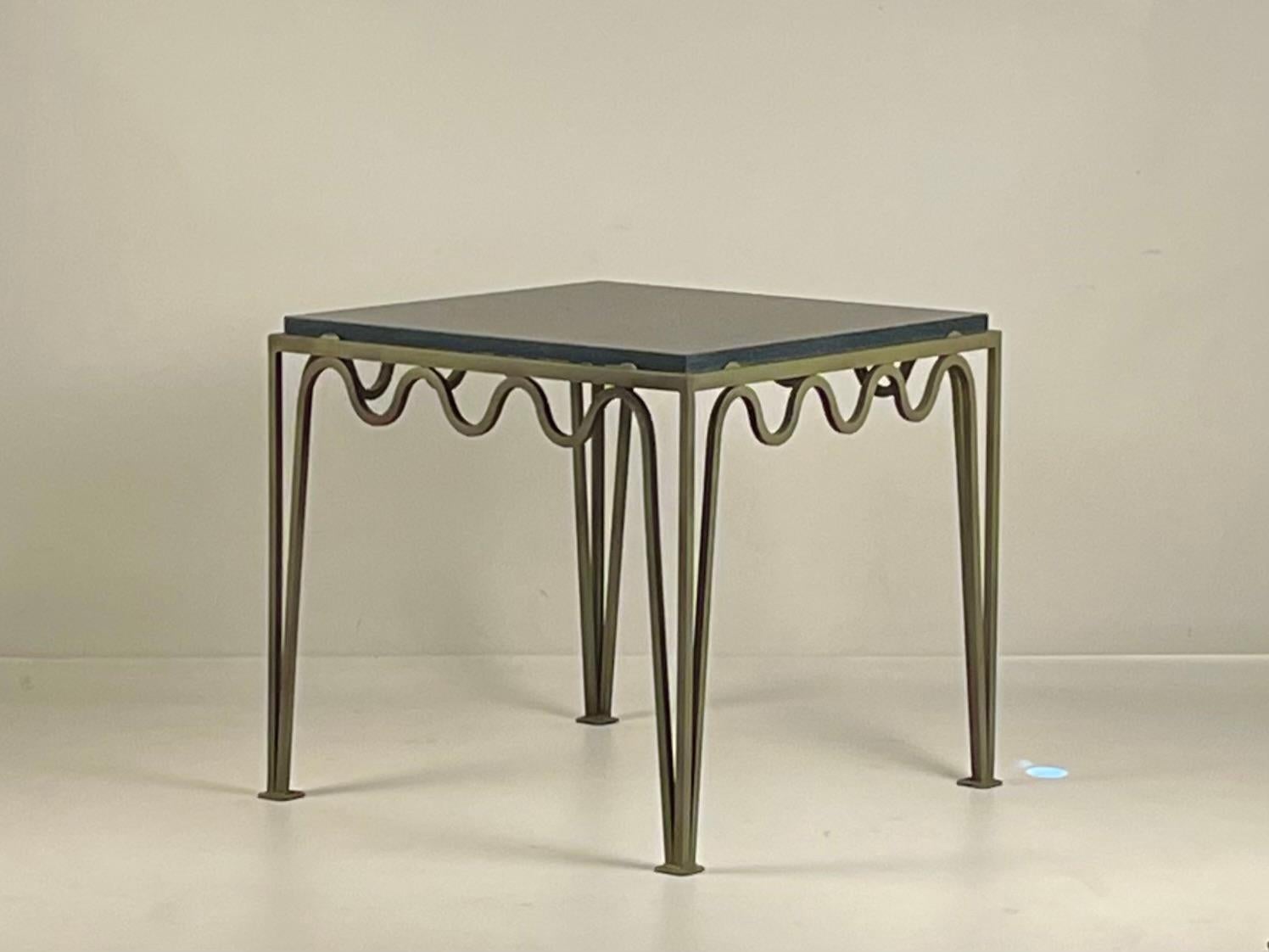 Français Paire de tables d'appoint 'Méandre' en vert-de-gris et pierre calcaire noire par Design Frères en vente