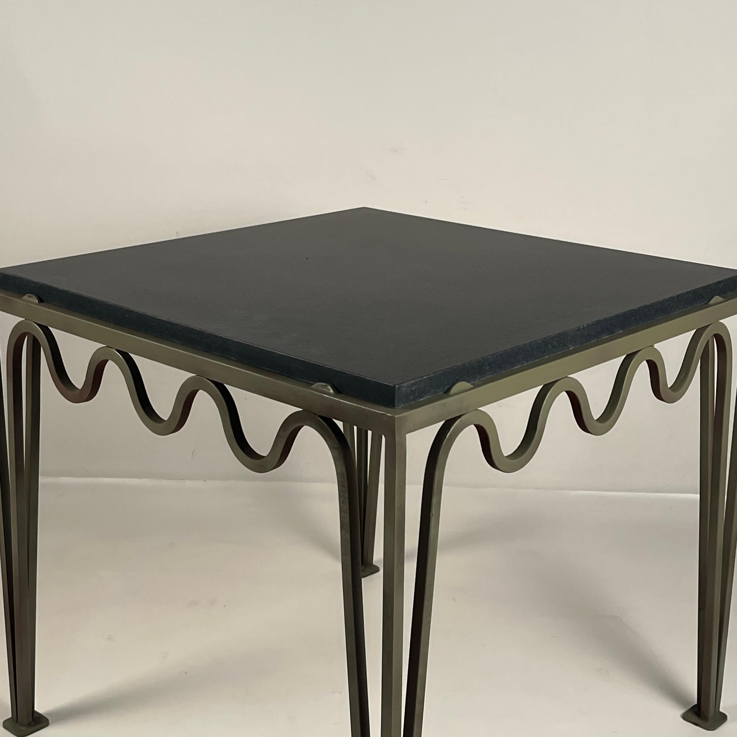 Peint à la main Paire de tables d'appoint 'Méandre' en vert-de-gris et pierre calcaire noire par Design Frères en vente