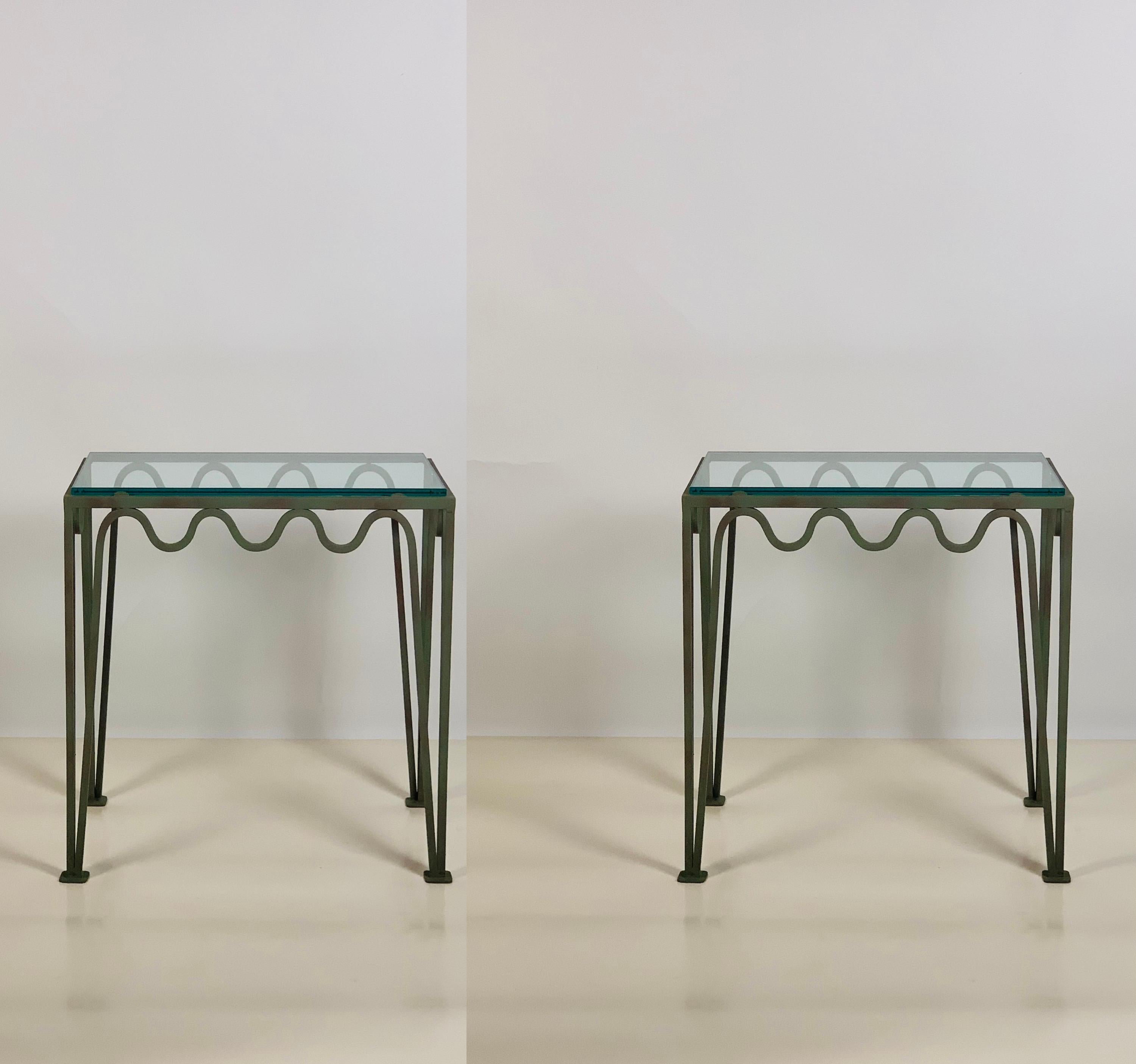 Paire de tables de nuit 'Méandre' en verre et vert-de-gris de Design Frères.

Des bases robustes en acier patiné vert-de-gris équipées de plateaux en verre épais et faciles à nettoyer. 

Inspirées de l'esthétique intemporelle du design moderne