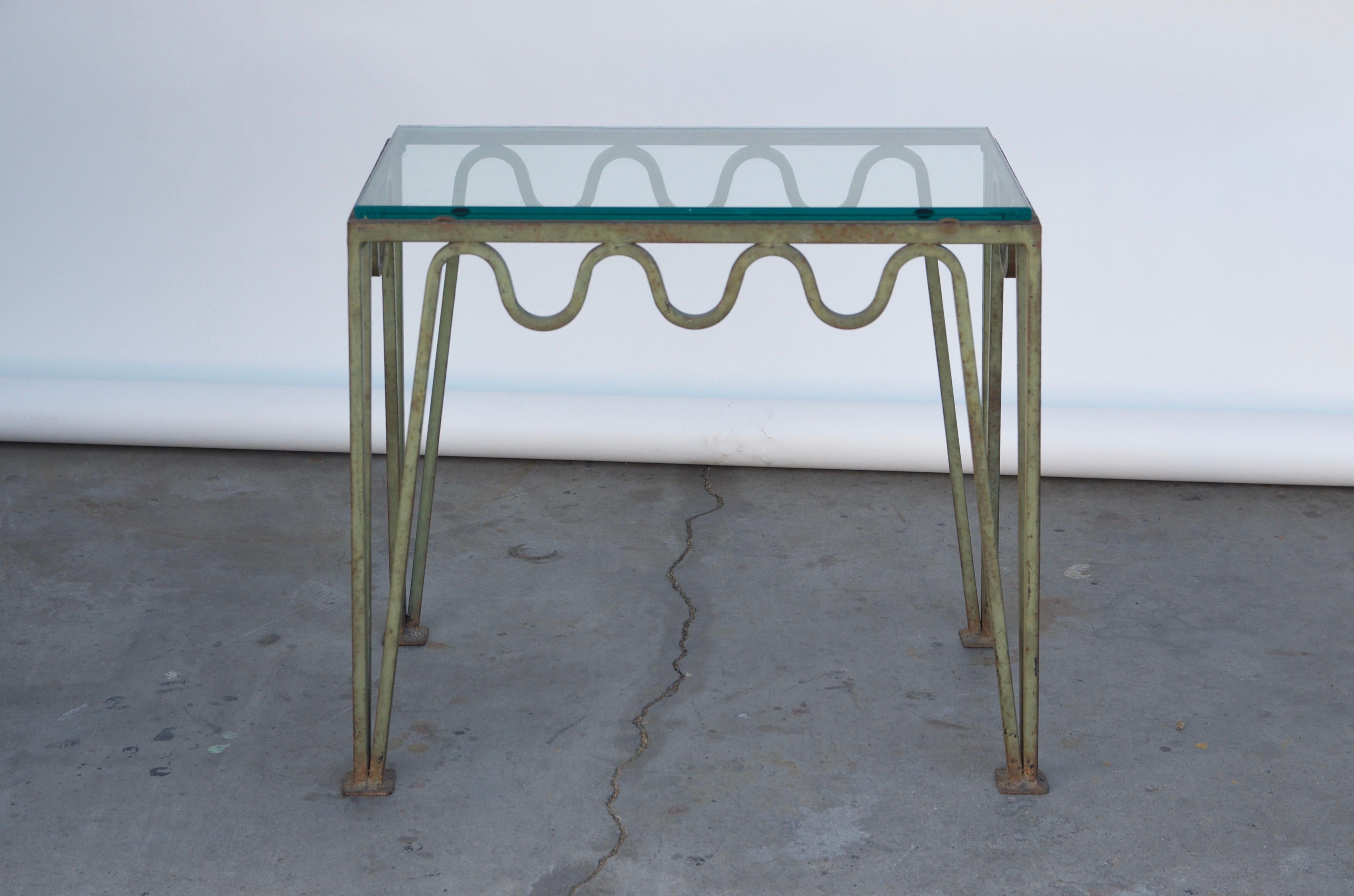 Français Paire de tables d'appoint 'Méandre' en vert-de-gris et verre par Design Frères en vente