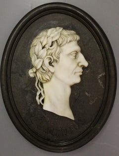 Coppia di medaglioni, scultura in marmo, con testa d'imperatore