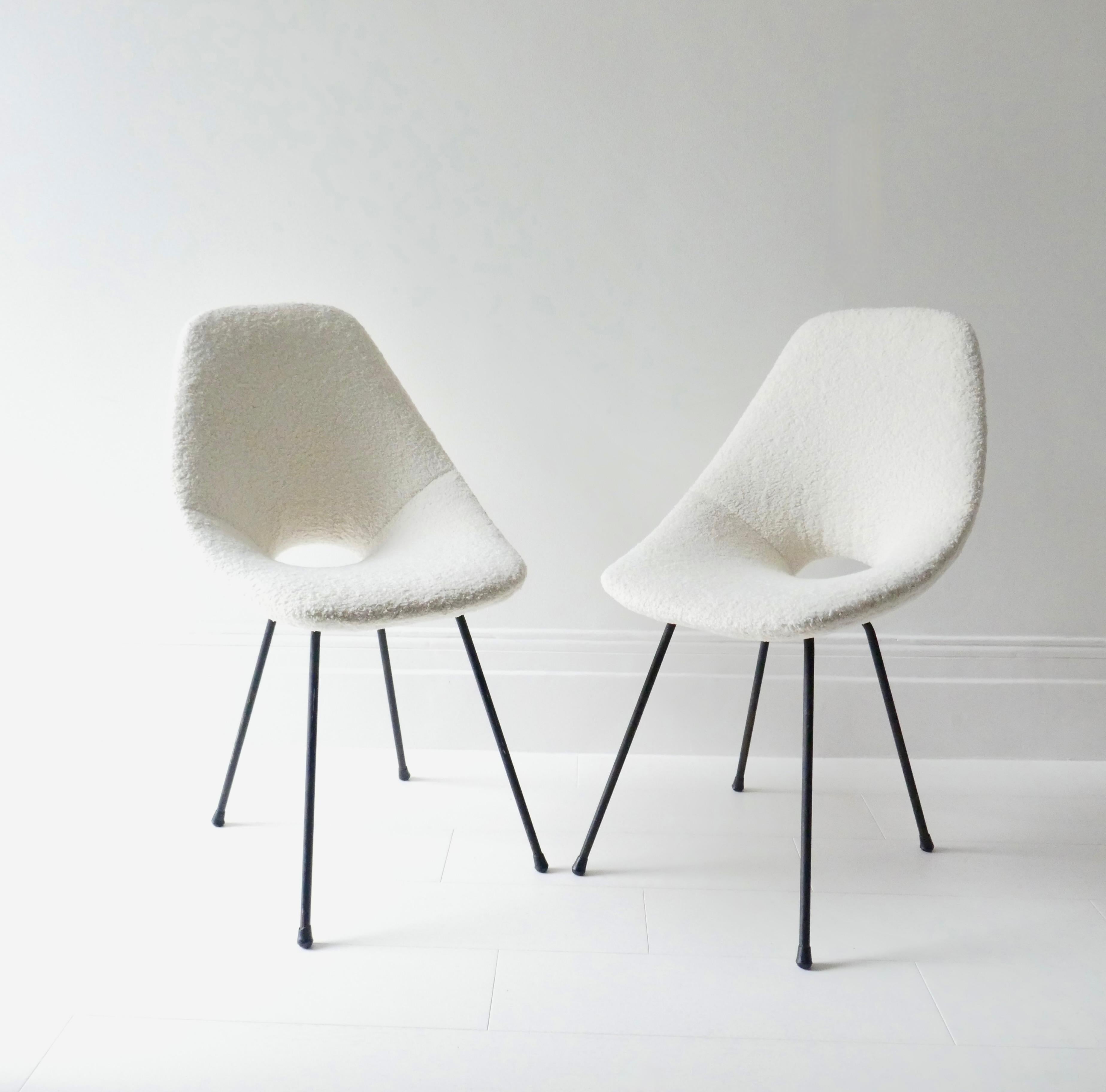 Paire de chaises iconiques Medea conçues en 1955 par Vittorio Nobili pour Fratelli Tagliabue, Meda 1950 et lauréate du Compasso D'Oro à la biennale de design industriel de Milan l'année suivante (1956). 
Les chaises ont été retapissées dans un tissu
