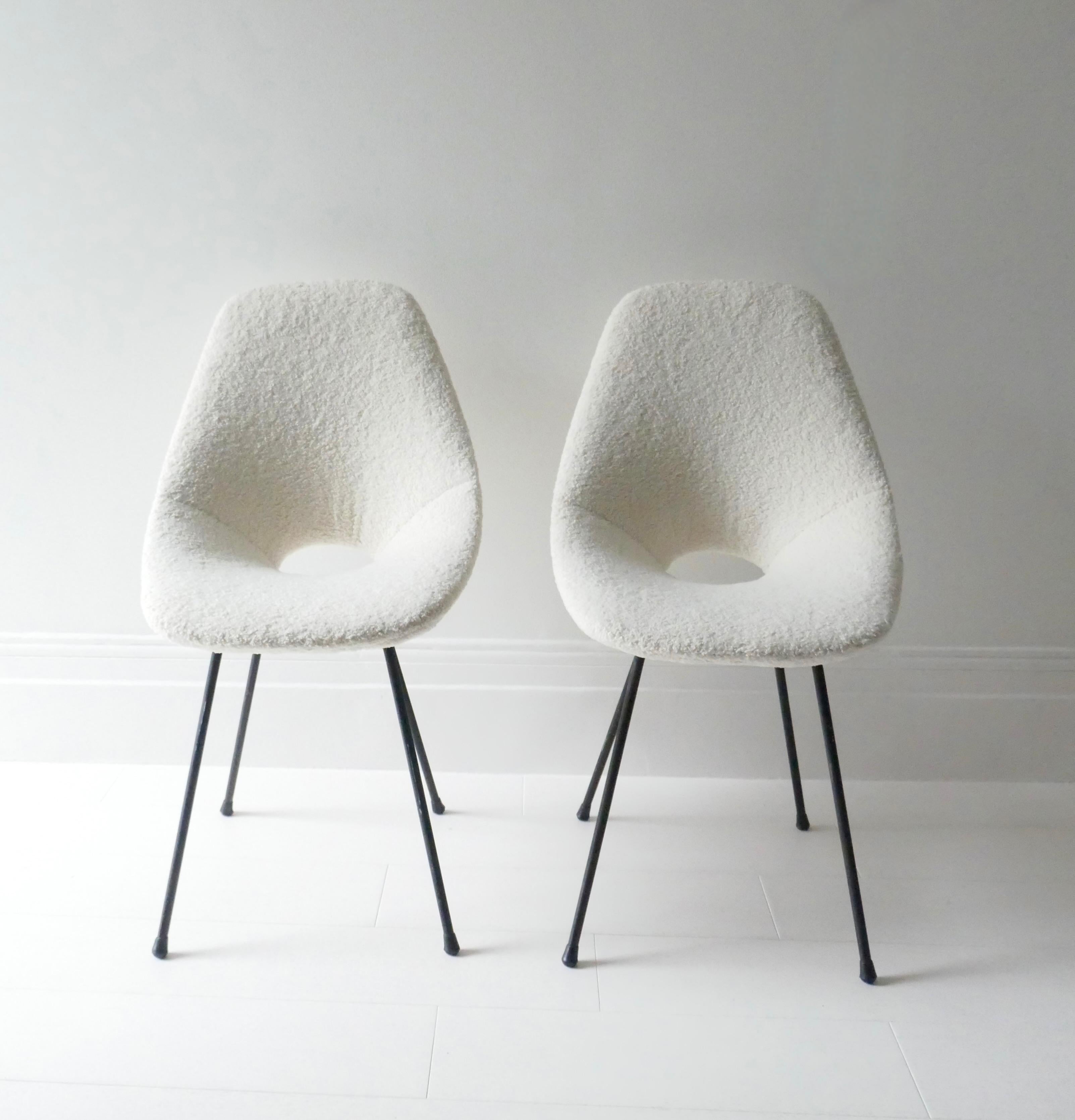 Paar Medea-Stühle aus weißem Bouclé, schwarze Metallbeine, Italien, 1950er Jahre  im Zustand „Gut“ im Angebot in London, GB