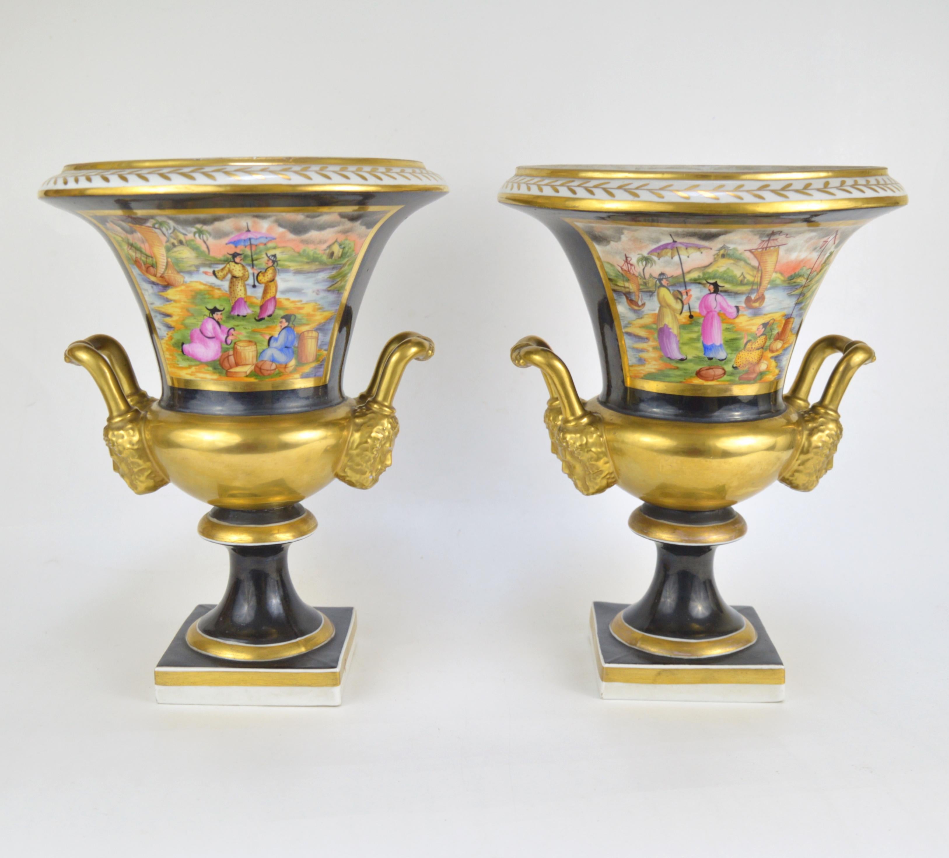 Pair of Medici Porcelain Vases Chinoiserie Style Decoration For Sale 3