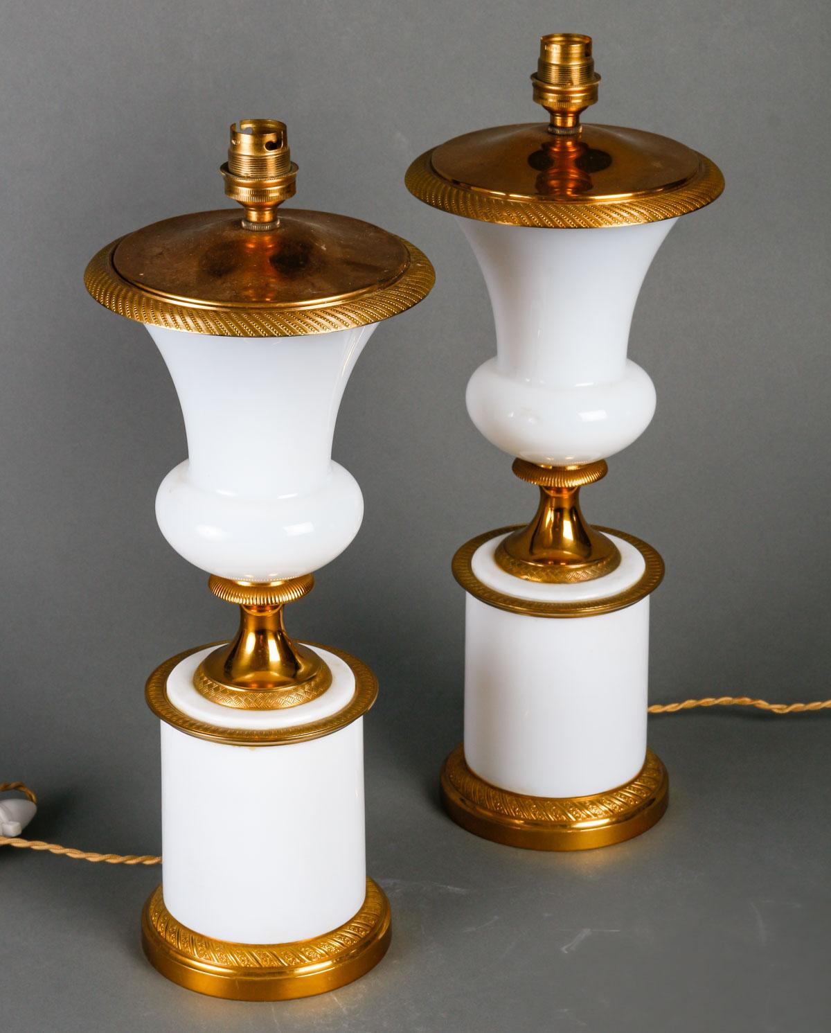 Paire de lampes en opaline de forme Médicis, début du 20e siècle. Bon état - En vente à Saint-Ouen, FR