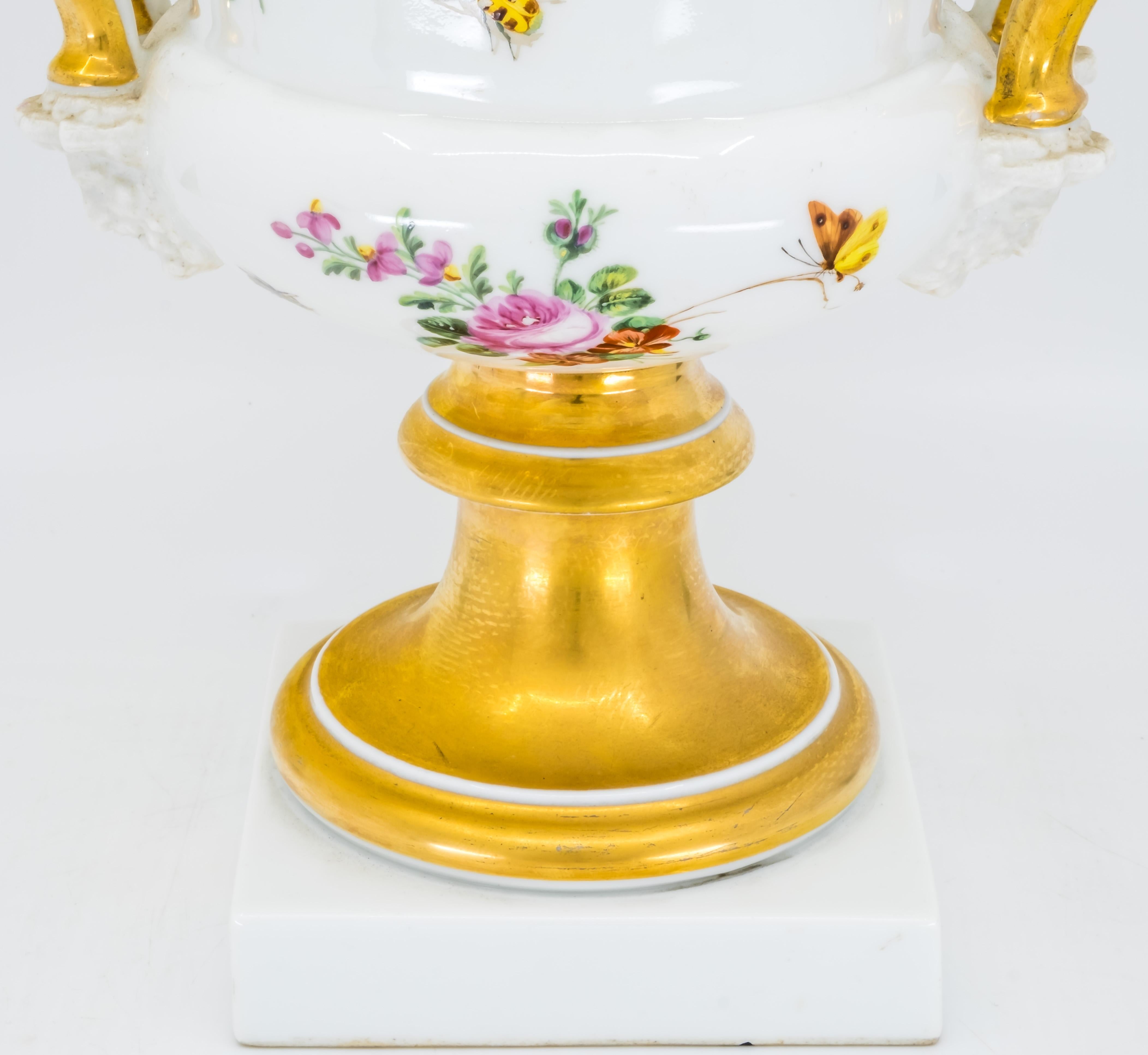 Paar Medici-Vasen, handbemaltes Porzellan, französisch, 19. Jahrhundert im Angebot 1