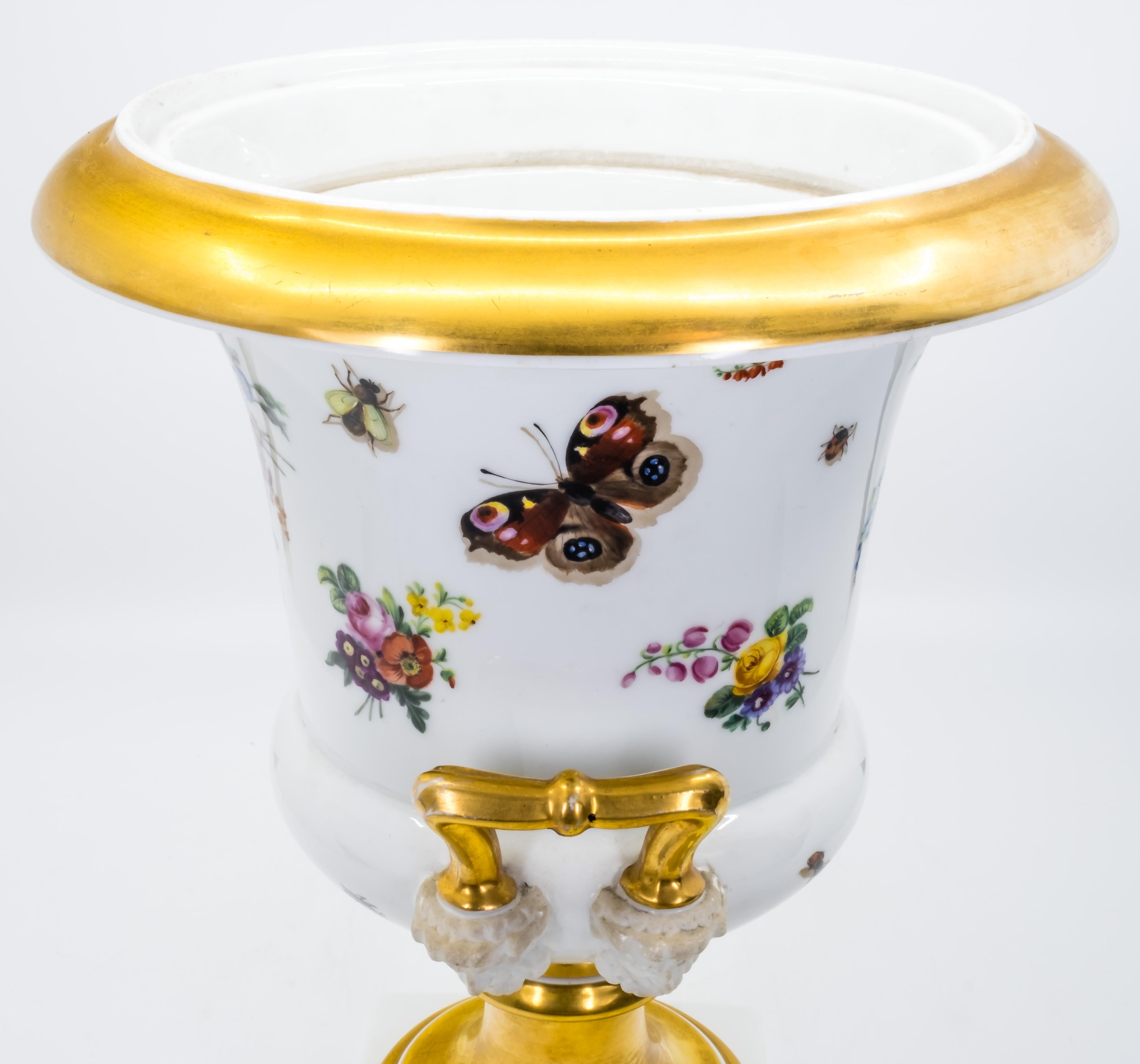 Paar Medici-Vasen, handbemaltes Porzellan, französisch, 19. Jahrhundert im Angebot 3
