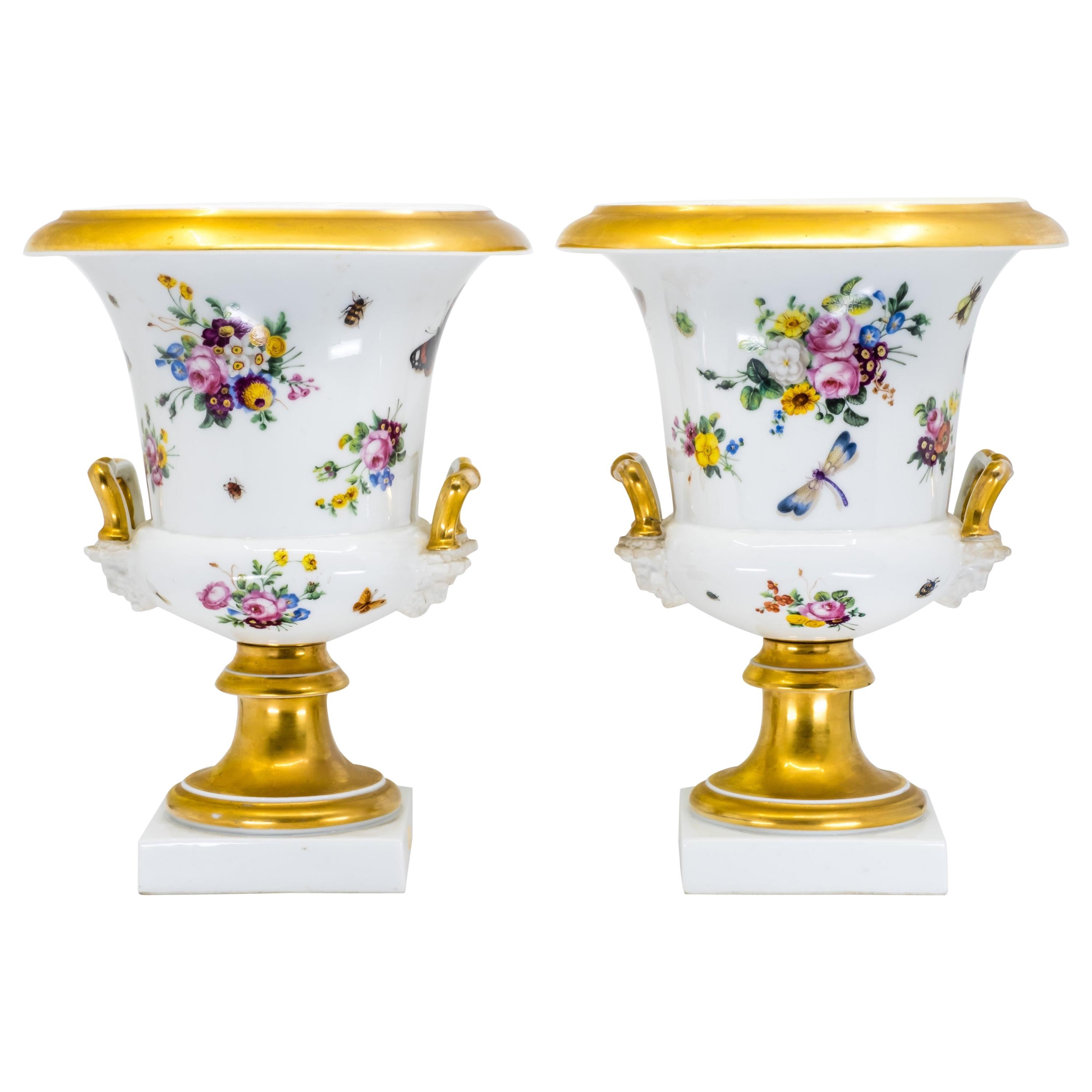 Paar Medici-Vasen, handbemaltes Porzellan, französisch, 19. Jahrhundert