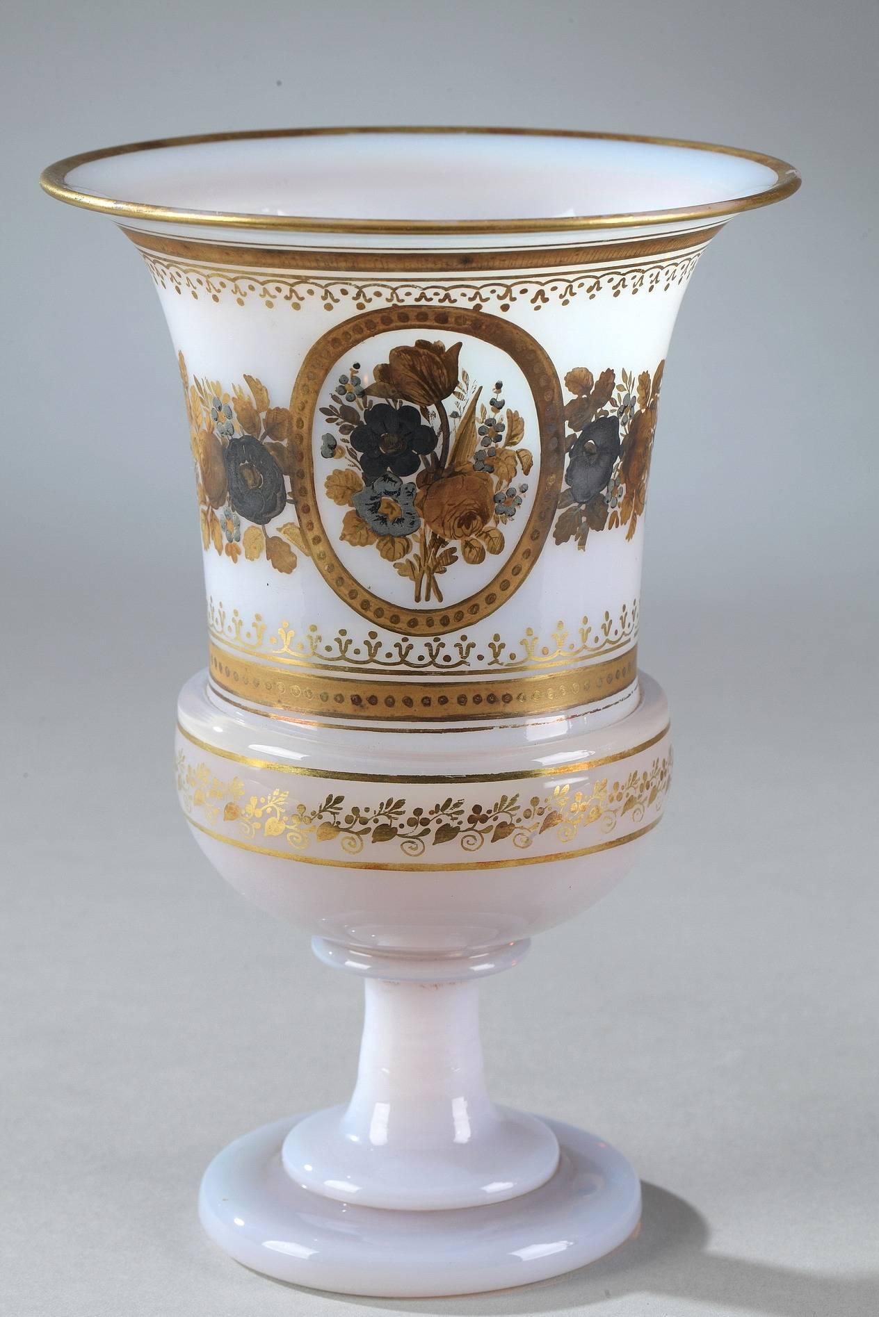 Paire de vases Médicis du début du XIXe siècle en opaline bulle de savon. Les corps sont décorés de deux médaillons représentant deux bouquets de fleurs. Des rayures dorées, des branches et des motifs floraux, de l'or et une couronne bleue