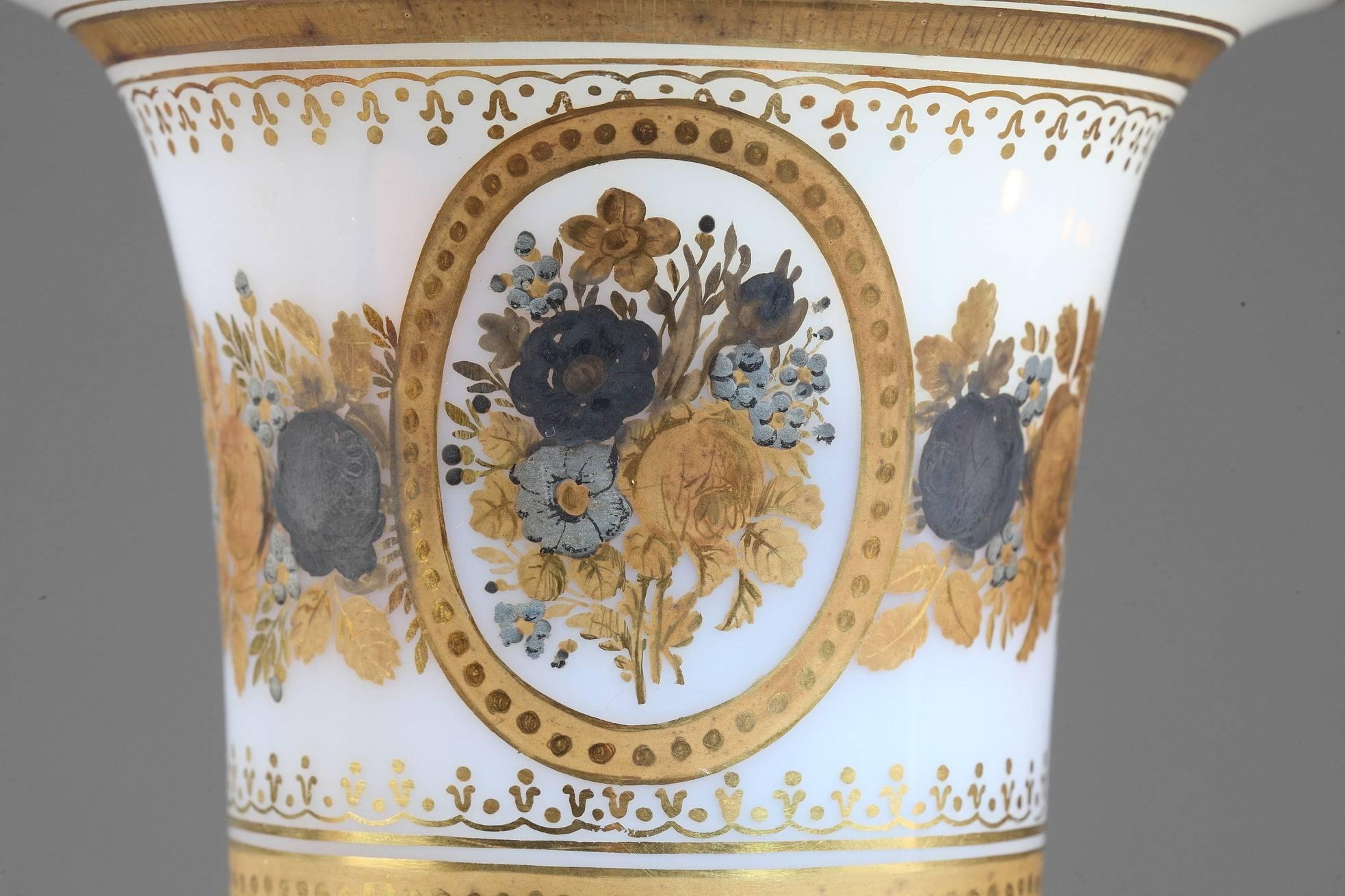 Restauration Paire de vases Médicis en opaline blanche de Jean-Baptiste Desvignes en vente