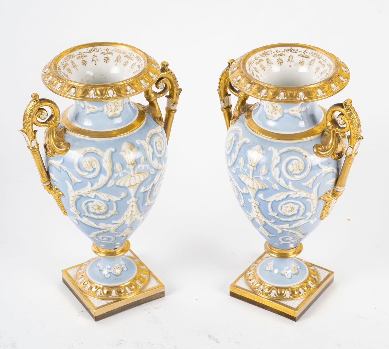 Pair of Medici vases in Worcester porcelain, 19th century.

Pair of Medici vases, 19th century, Napoleon III period, in Worcester porcelain, enhanced with gold.
H: 21cm, W: 14cm, D: 10cm