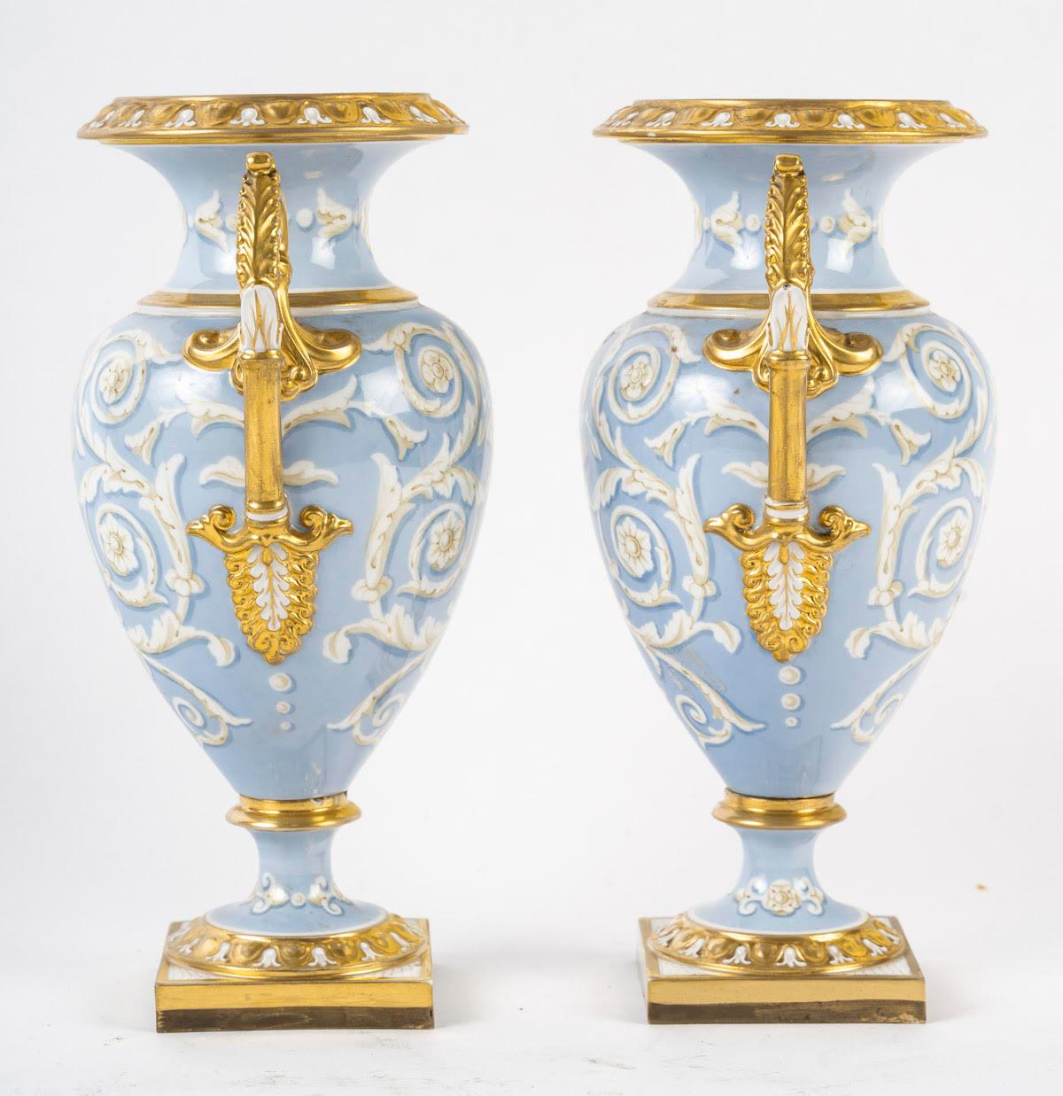 Napoleon III Pair of Medici Vases in Worcester Porcelain, 19th Century. For Sale