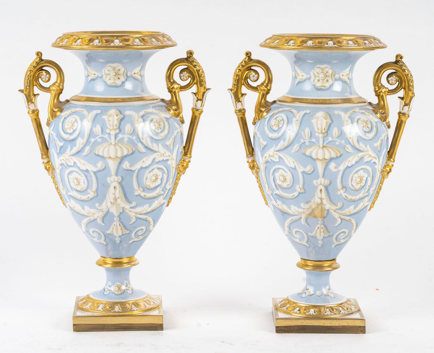 French Pair of Medici Vases in Worcester Porcelain, 19th Century. For Sale