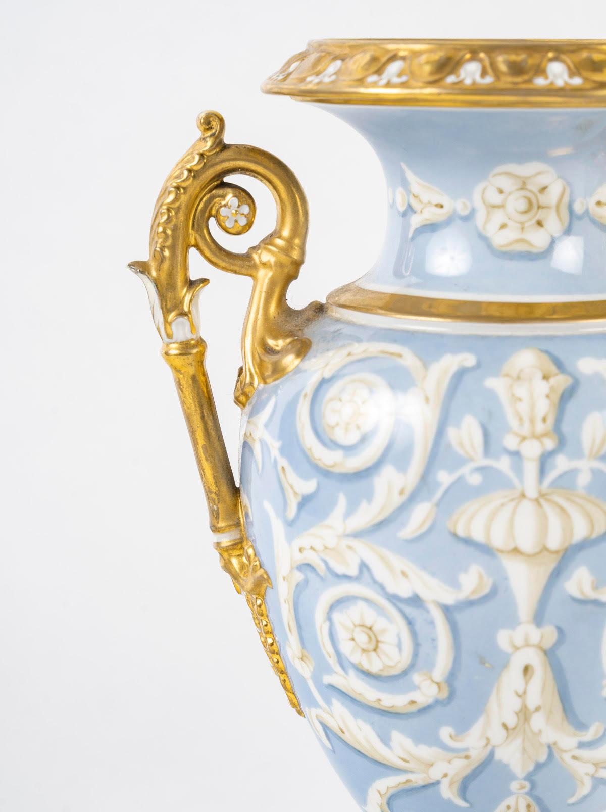 Pair of Medici Vases in Worcester Porcelain, 19th Century. In Good Condition For Sale In Saint-Ouen, FR