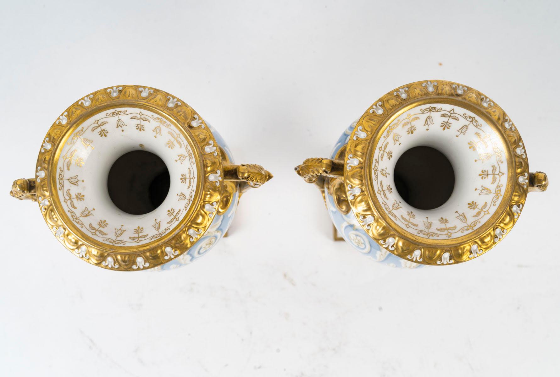Pair of Medici Vases in Worcester Porcelain, 19th Century. For Sale 1