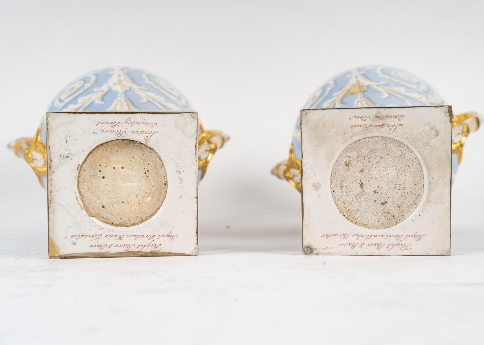 Pair of Medici Vases in Worcester Porcelain, 19th Century. For Sale 2