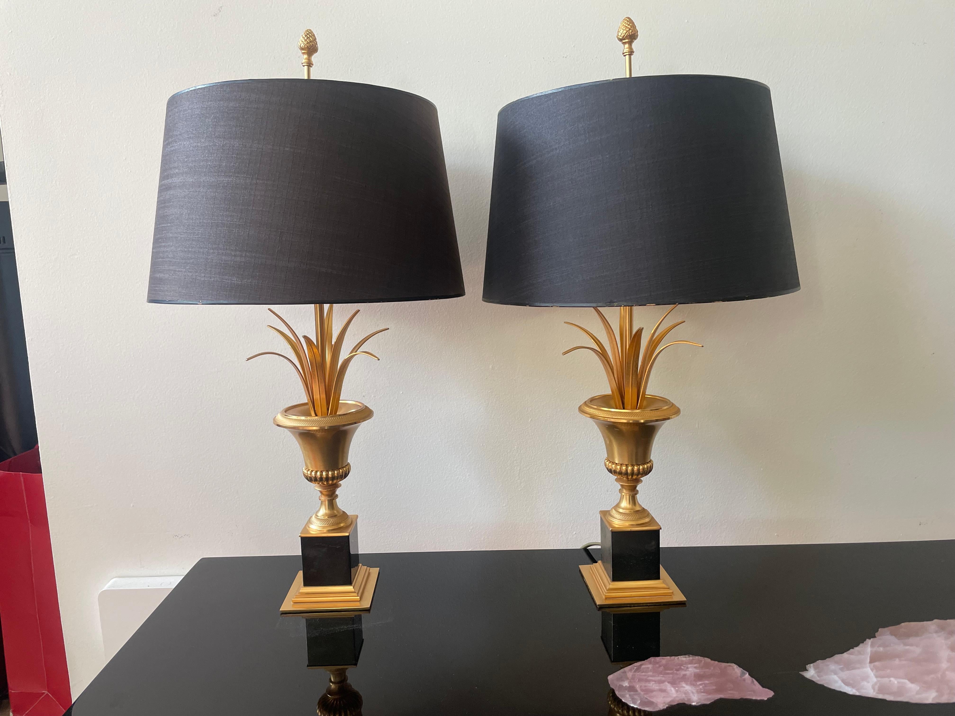 Pair of Medicis Brass Tables Lamps Attributed to Maison Charles, France 1960; In Good Condition For Sale In Brussels, BE