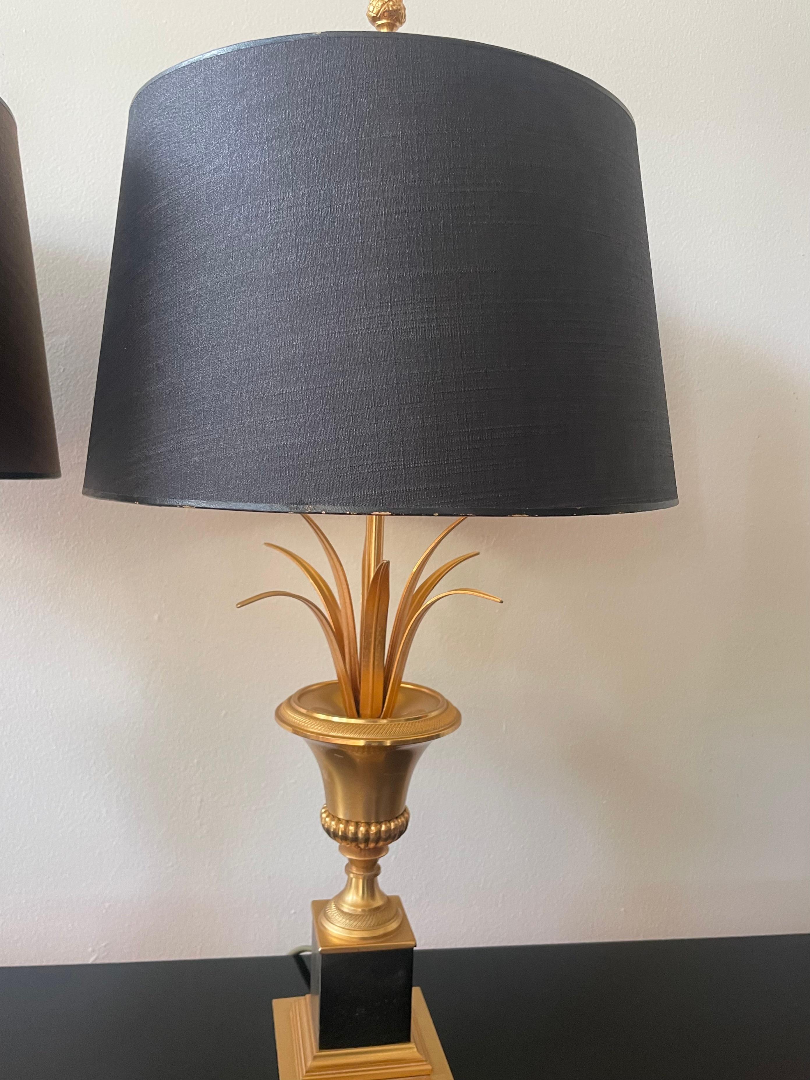 Mid-20th Century Pair of Medicis Brass Tables Lamps Attributed to Maison Charles, France 1960; For Sale