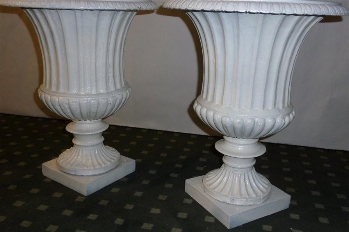 Beautiful two medics cast iron vases ready to be paint the color of your choice
Height 45 cm
Diam 34 cm