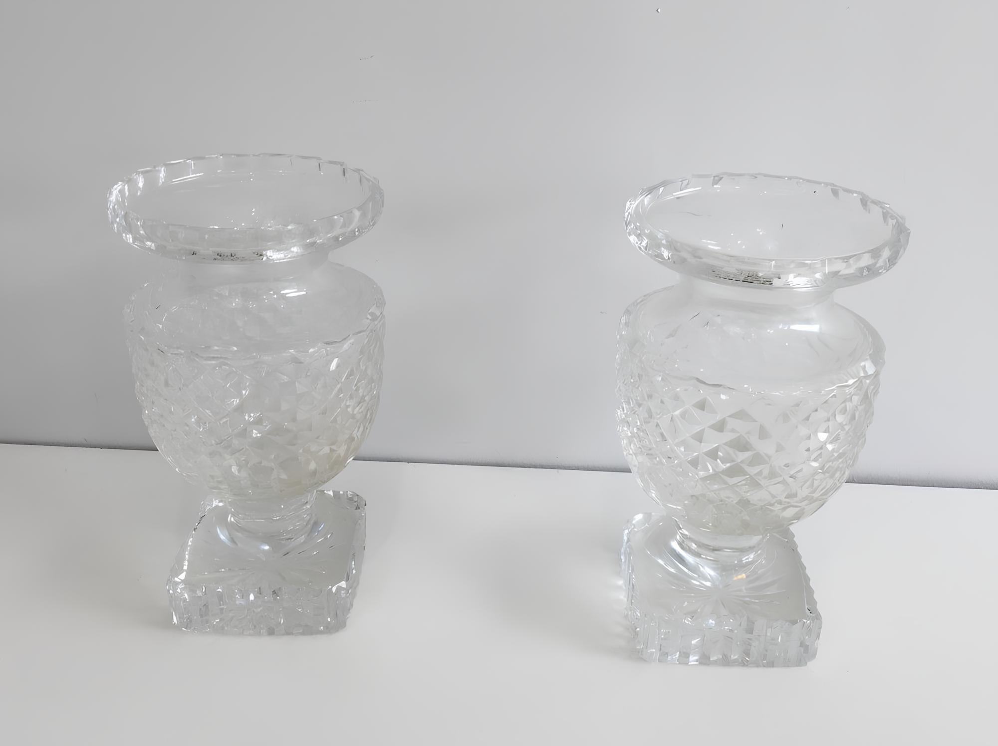 Pair of Medicis Style Crystal Vases In Good Condition For Sale In Marcq-en-Barœul, Hauts-de-France
