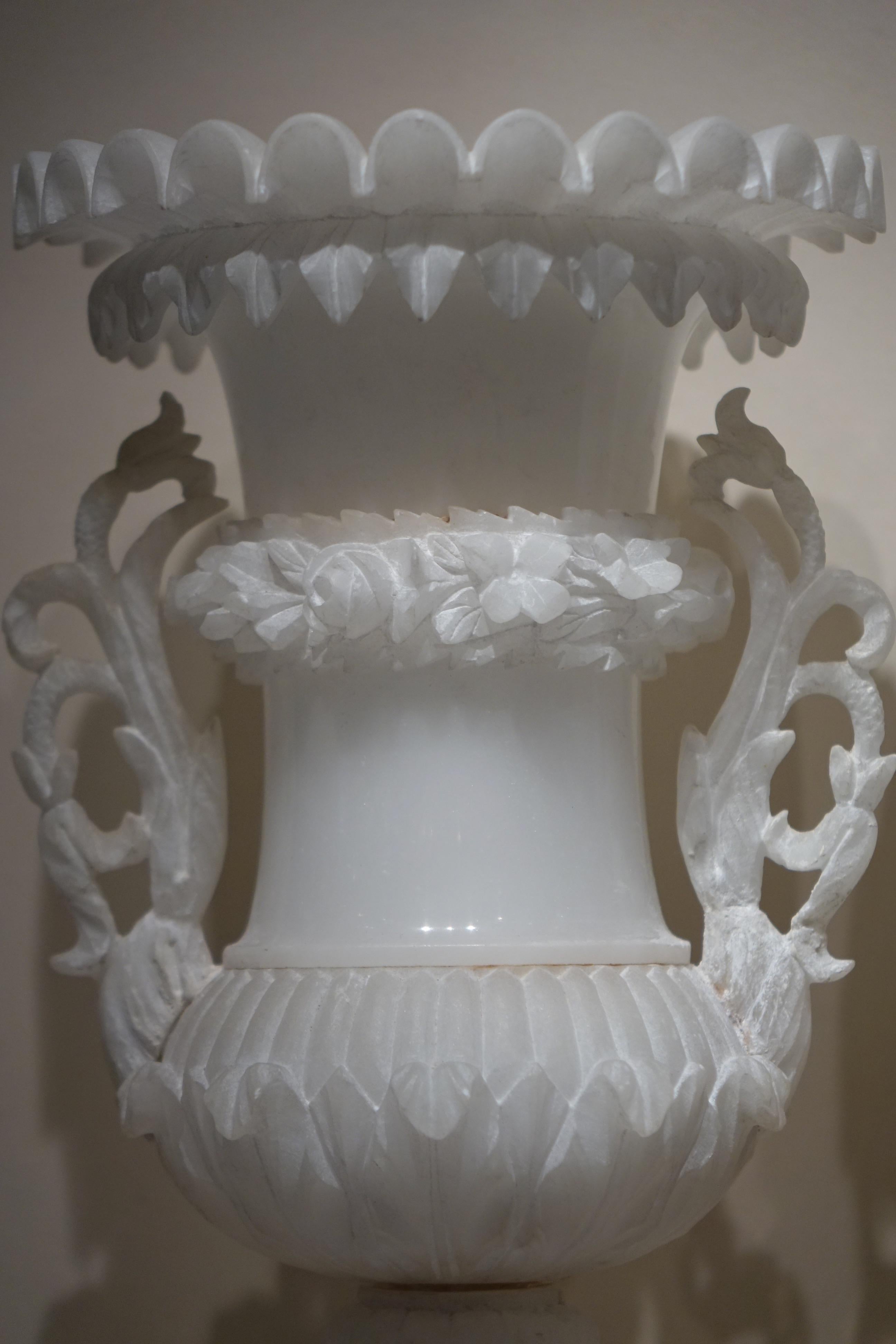 Pair of Medicis alabaster vases, finely executed, with double ruffles in the upper part, decorated with floral motifs, scrolls and foliage.
The texture is very fine and takes the light well, and the condition is excellent, considering the fragility