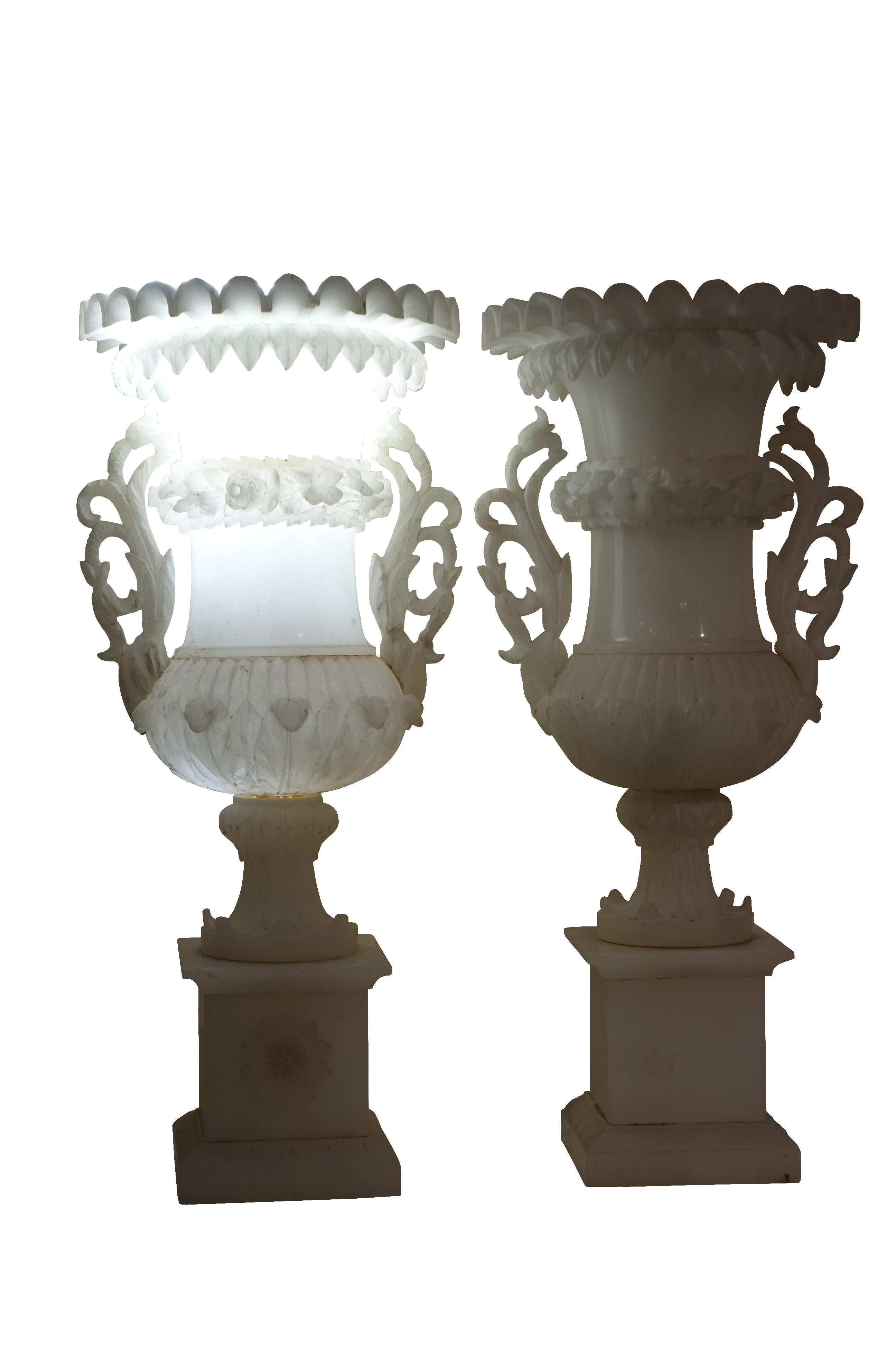 Pair of Medicis Vases in Alabaster, circa 1880 For Sale 2