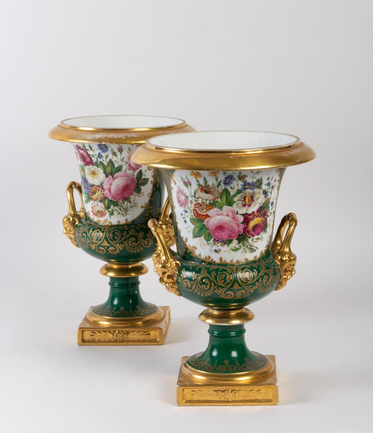 Pair of medicis vases in porcelain of Paris, decorated in the antique empire period, early 19th century.
Measures: H 35 cm, D 26 cm.