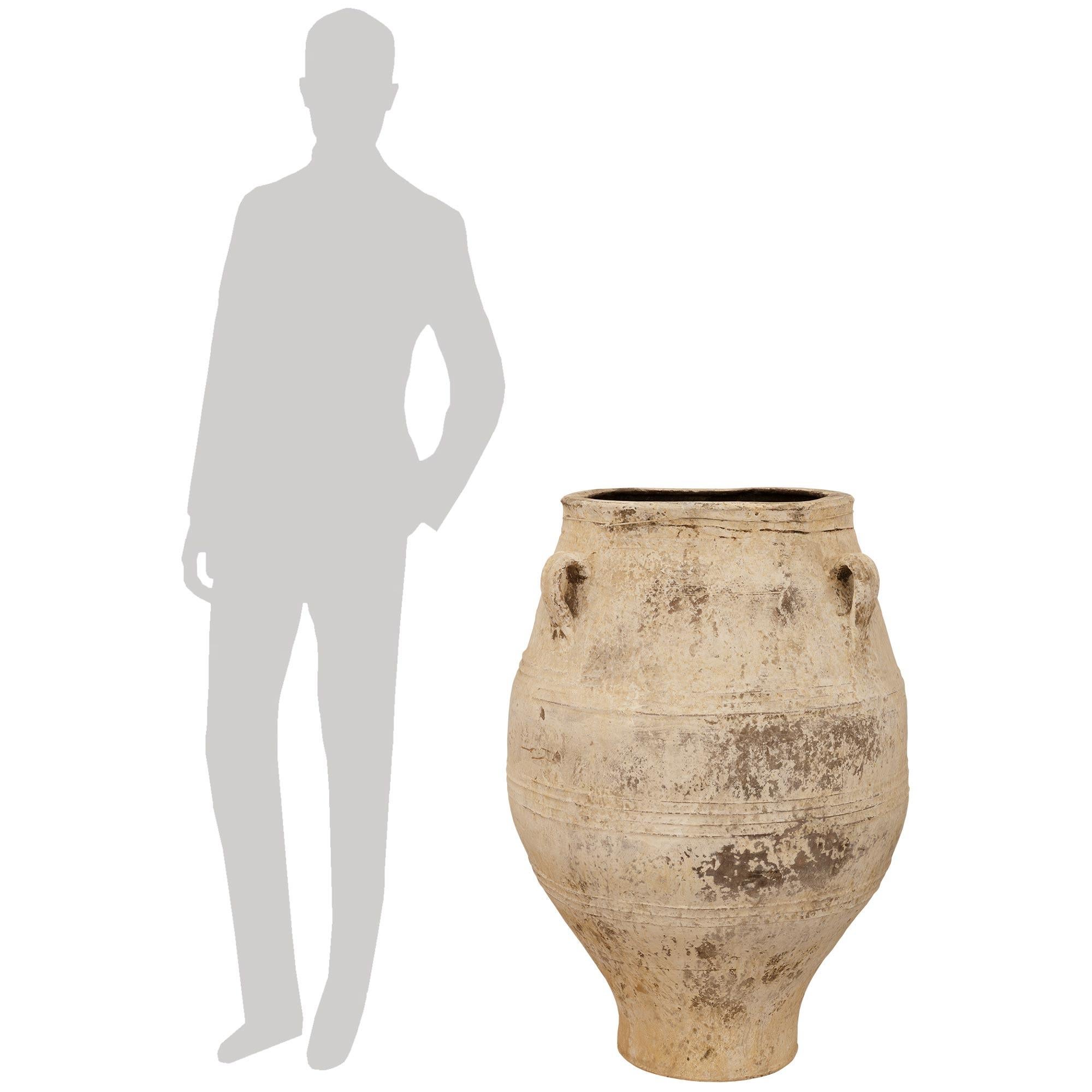 Paire de jarres à olives en terre cuite patinée du 19e siècle, élégantes et de grande taille. Chaque jarre à olives, magnifique et extrêmement décorative, présente une forme de balustre incurvée des plus élégantes, avec trois anses en volute