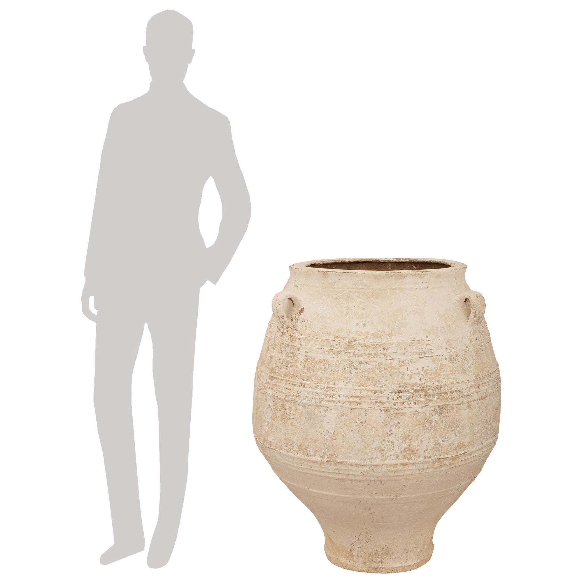Paire de jarres à olives en terre cuite patinée du 19e siècle, élégantes et de grande taille. Chaque jarre à olives, magnifique et extrêmement décorative, présente une forme de balustre incurvée des plus élégantes, avec trois anses en volute