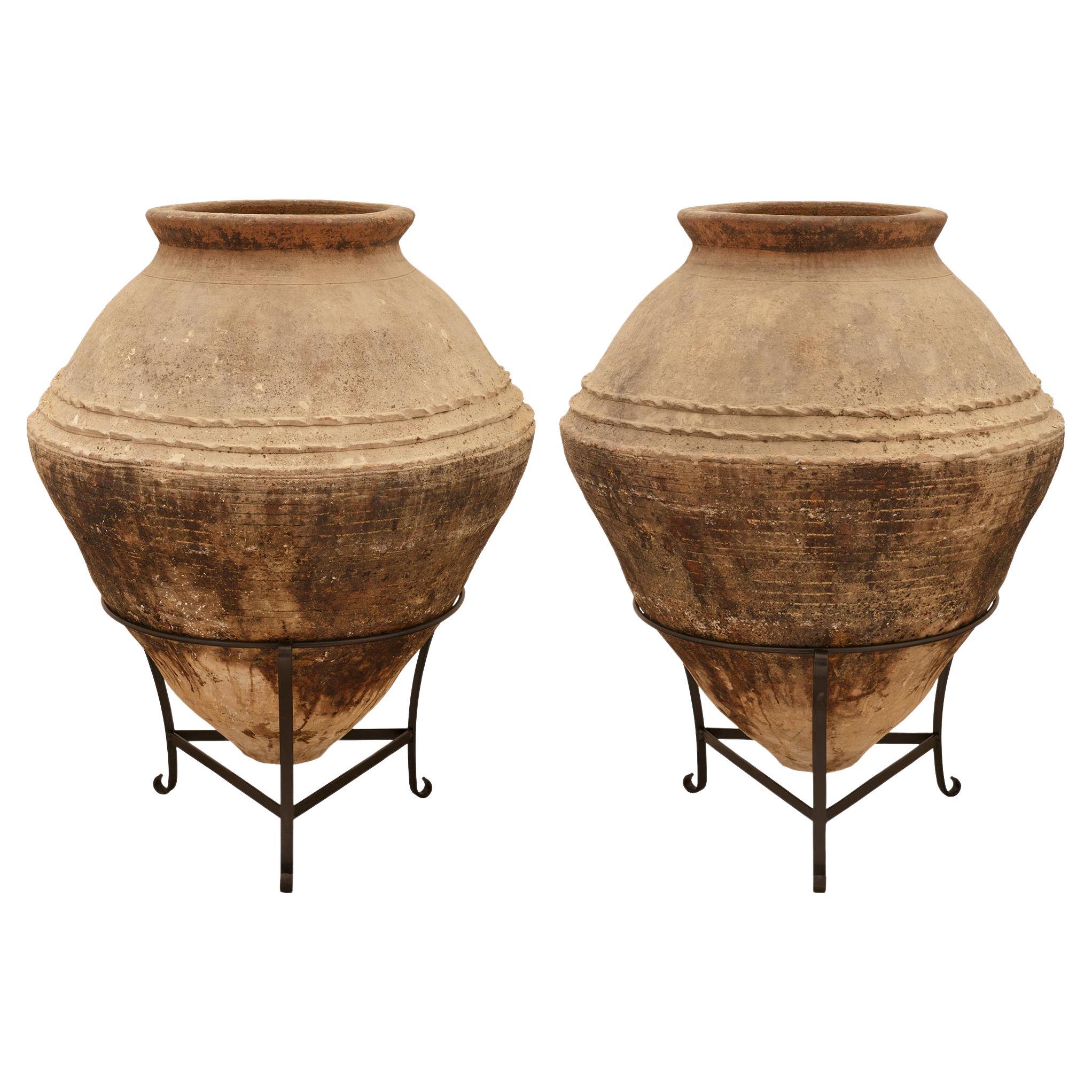 Pareja de ollas mediterráneas de terracota patinada del siglo XIX en venta