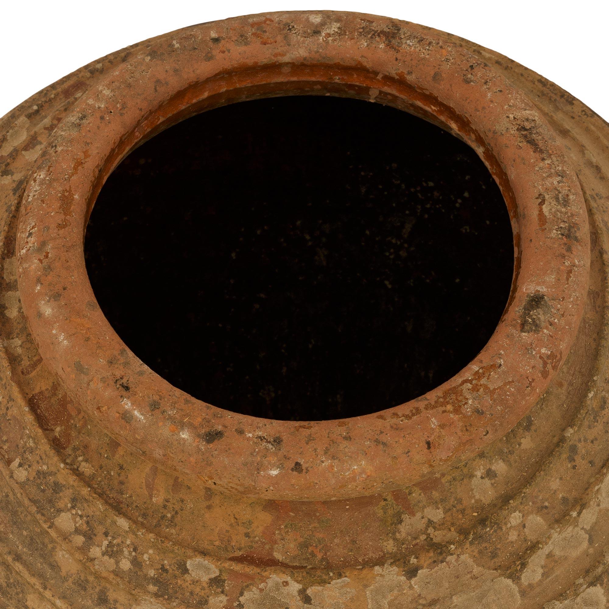 coppia di vasi da olive in terracotta mediterranei del XIX secolo in vendita 3