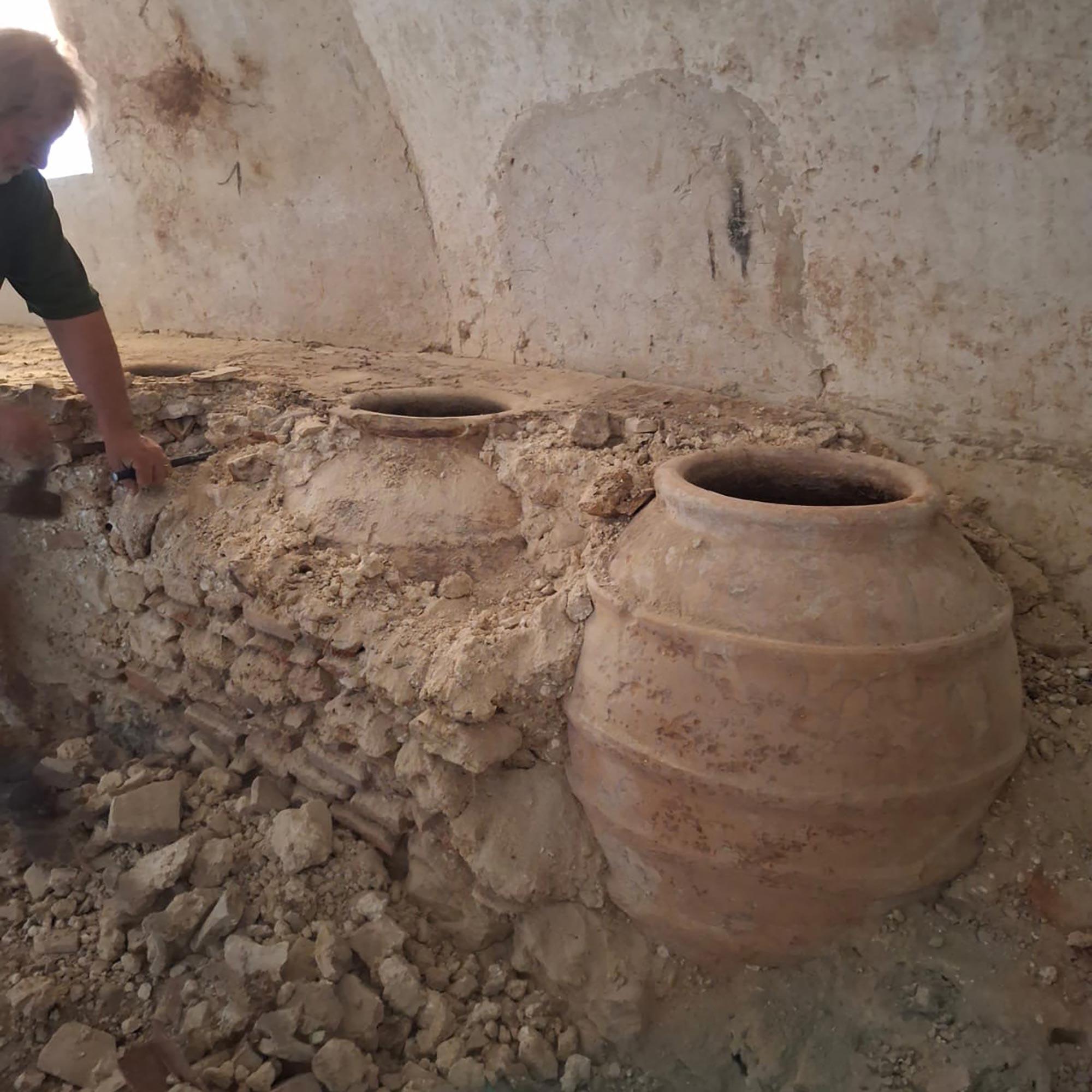coppia di vasi da olive in terracotta mediterranei del XIX secolo in vendita 4