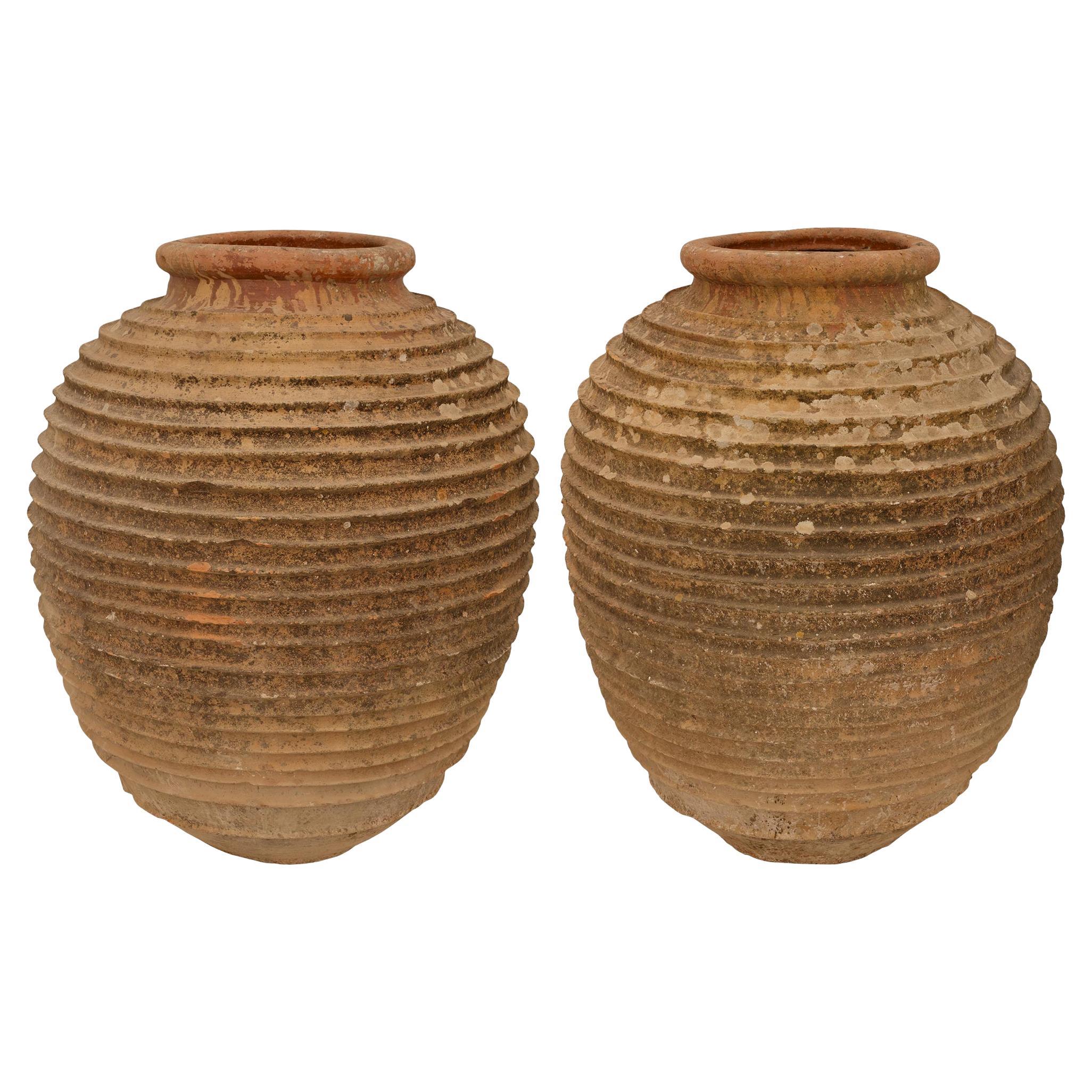 coppia di vasi da olive in terracotta mediterranei del XIX secolo in vendita