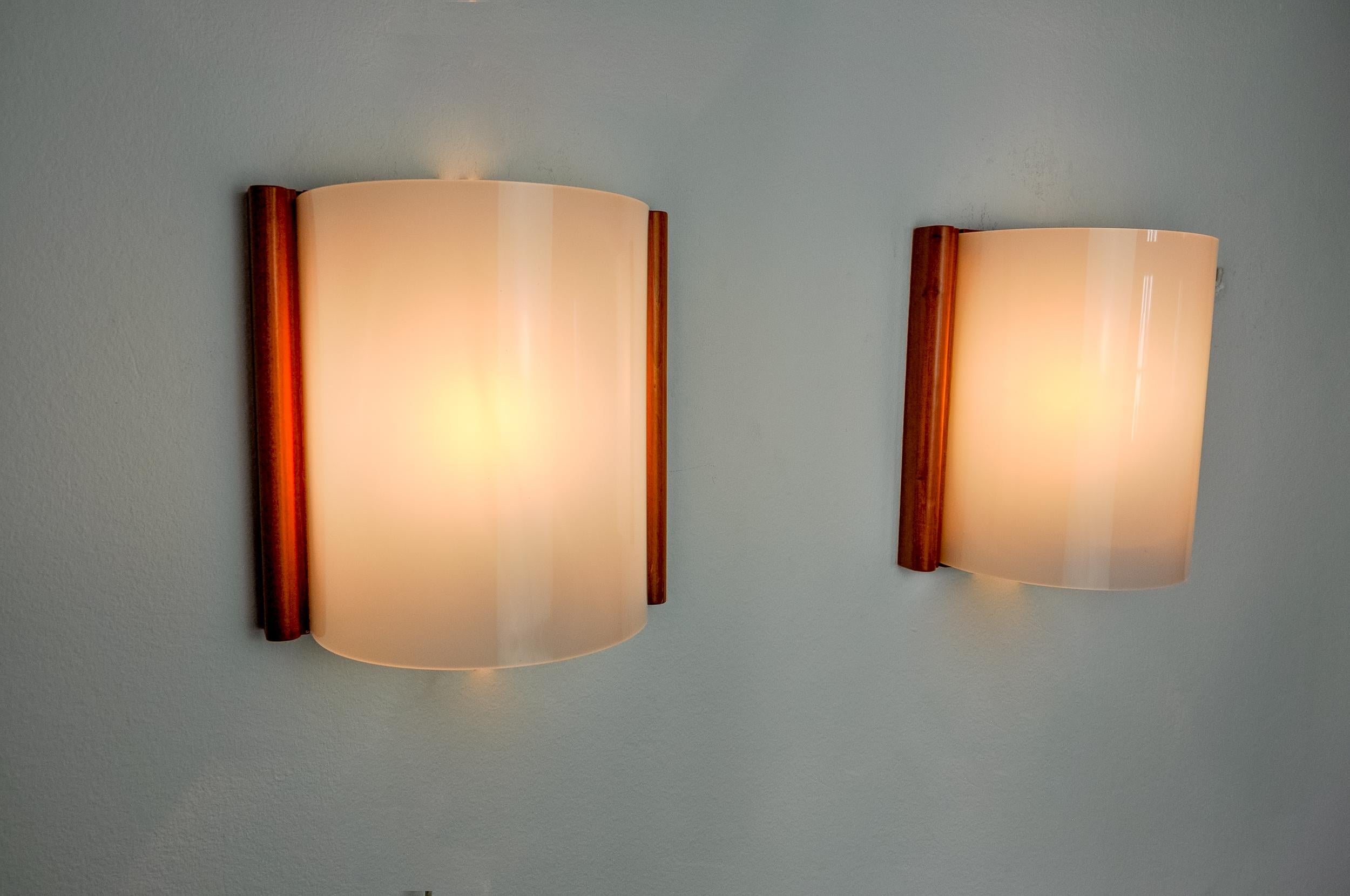 Pareja de apliques mediterráneos, pino y metacrilato, 1980, España Español en venta