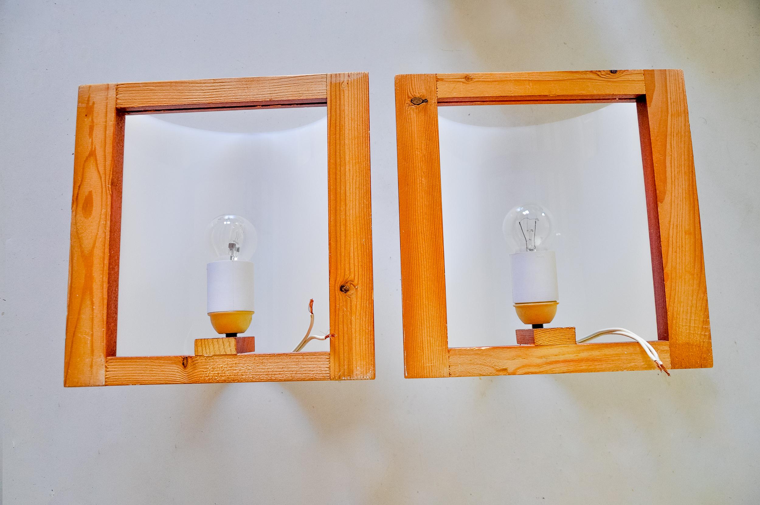 Pareja de apliques mediterráneos, pino y metacrilato, 1980, España Madera en venta
