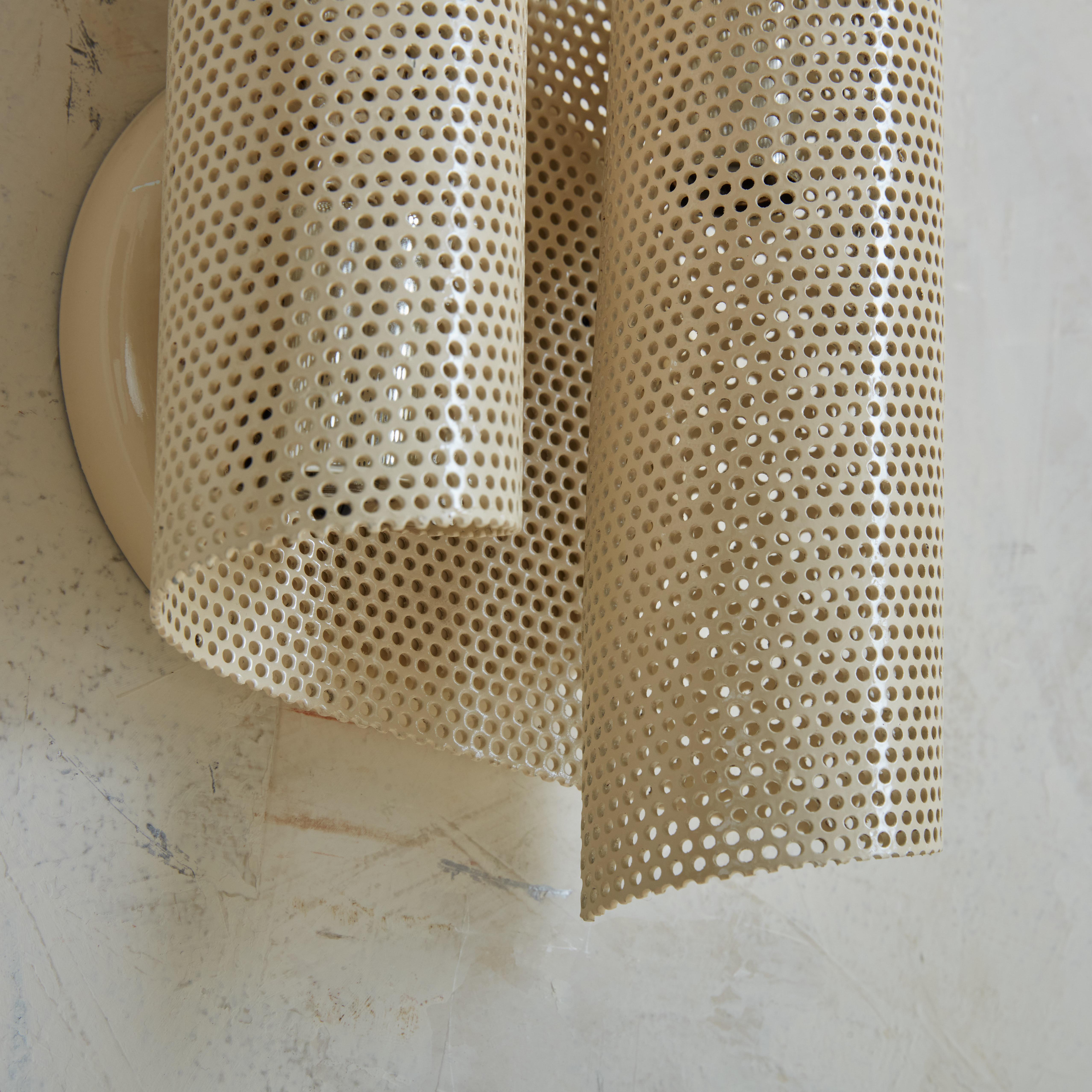 Ein Paar mittelgroße, perforierte Metallleuchten im Stil von Mathieu Matégot (Französisch) im Angebot