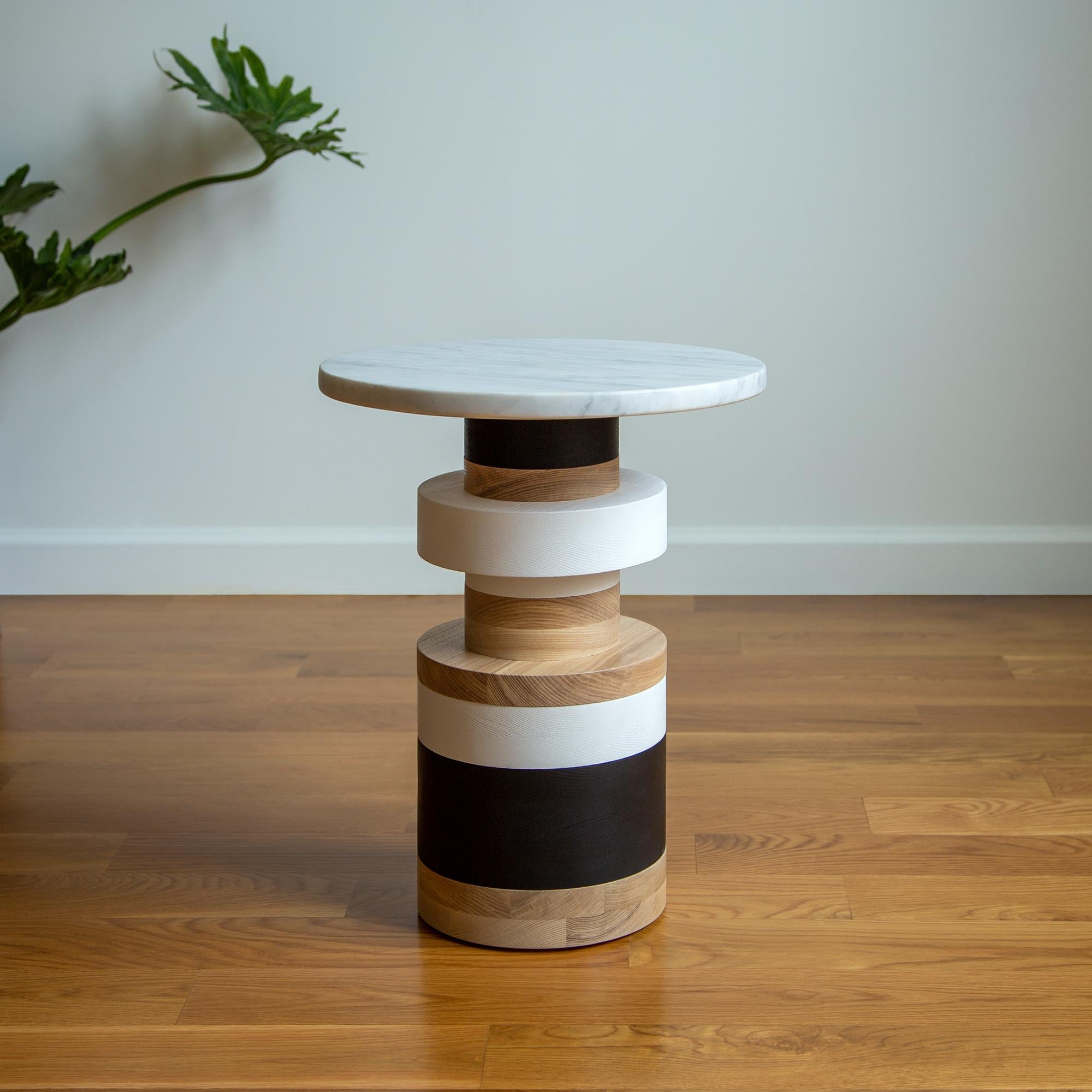 Pair of Medium Sass Bedside Tables from Souda, Small Marble Top, Made to Order (Moderne) im Angebot