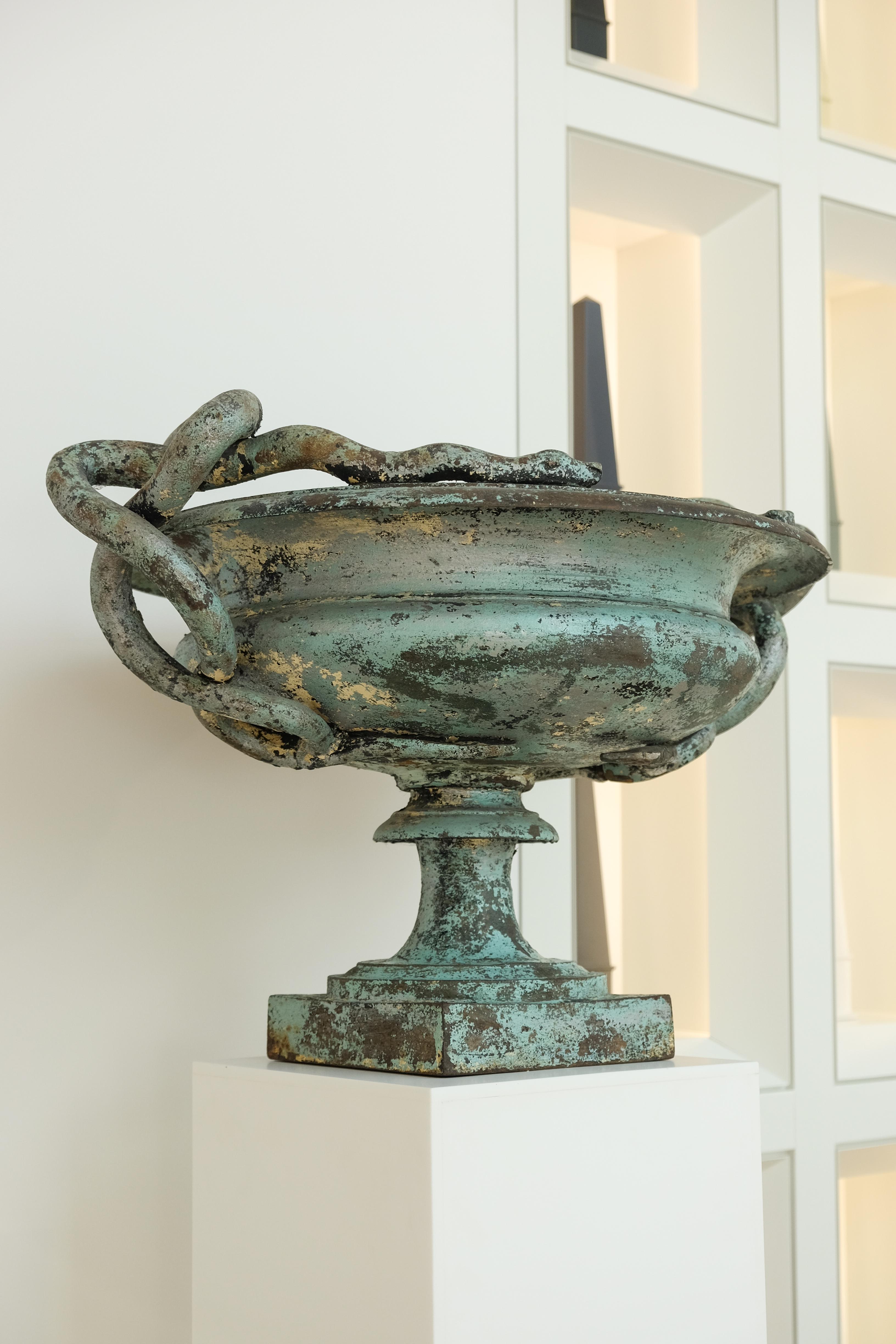 XIXe siècle Paire d'urnes serpentines en fonte de Val d'Osne de taille moyenne avec peinture bleu œuf de mer en vente
