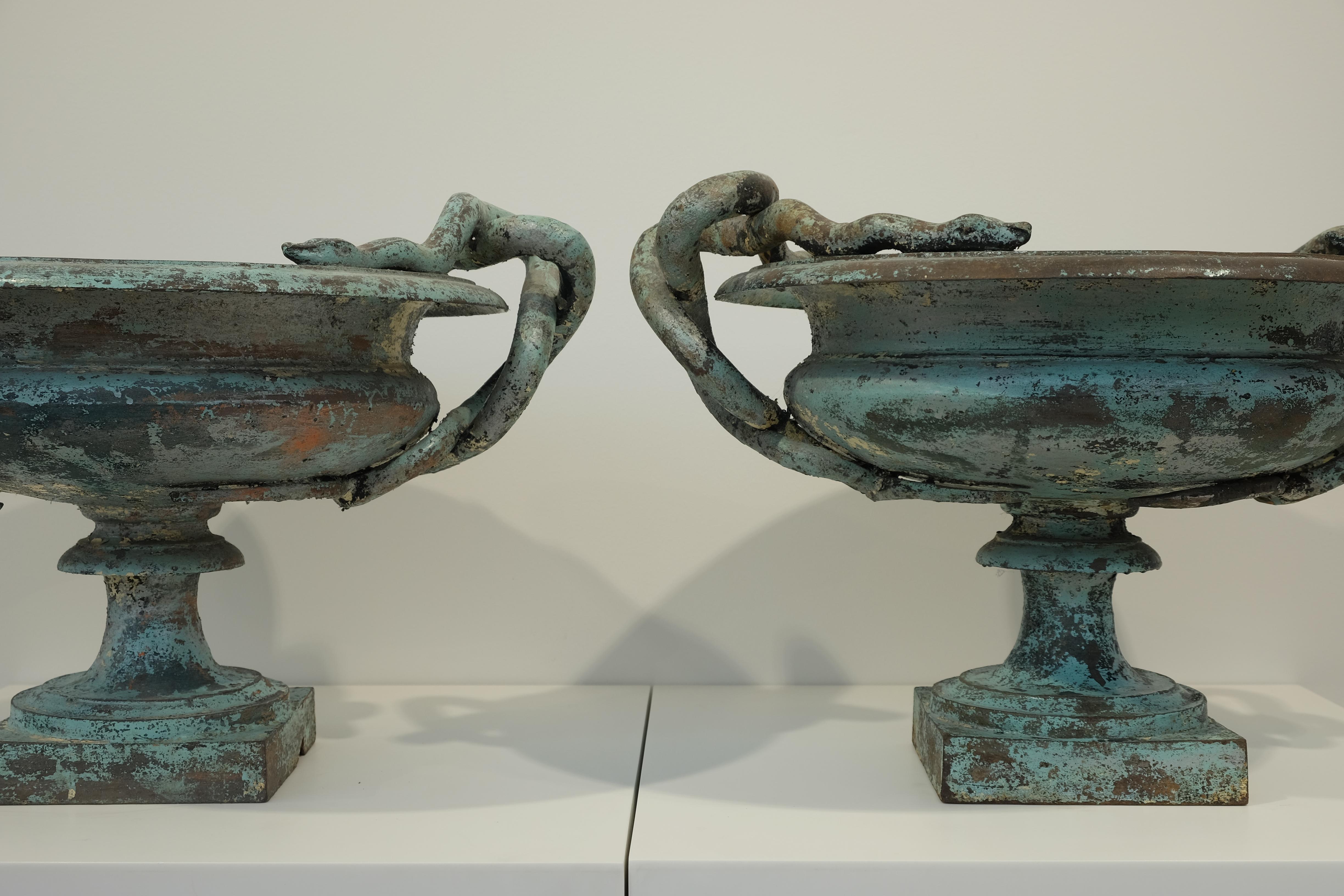 Paire d'urnes serpentines en fonte de Val d'Osne de taille moyenne avec peinture bleu œuf de mer en vente 1