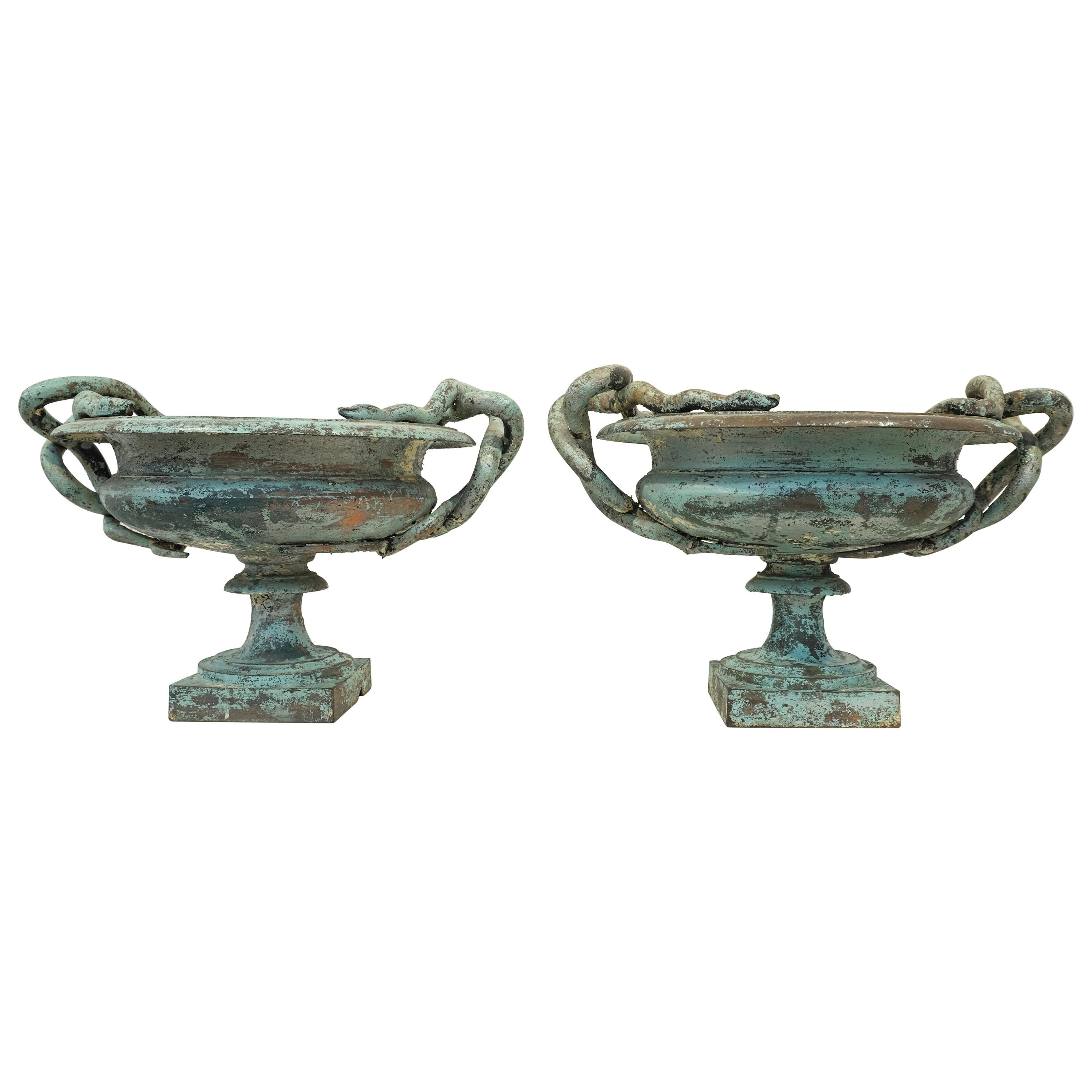 Paar mittelgroße Val d'Osne Urnen aus Gusseisen mit rotkehlchenblauer Farbe im Angebot