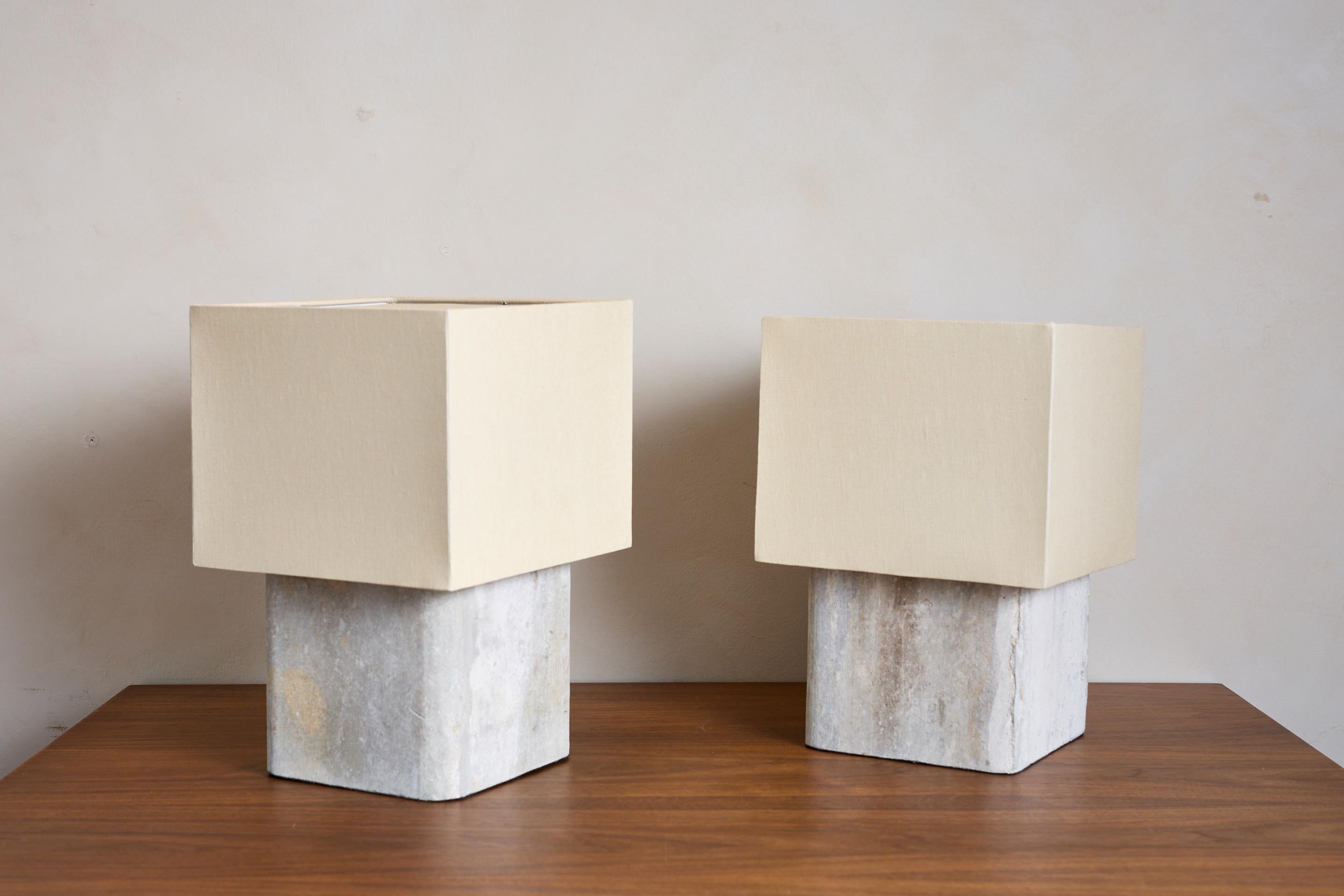 Paire de lampes de table Willy Guhl de taille moyenne avec une belle patine naturelle.

Rééquipement récent.

New Linen Shade. 